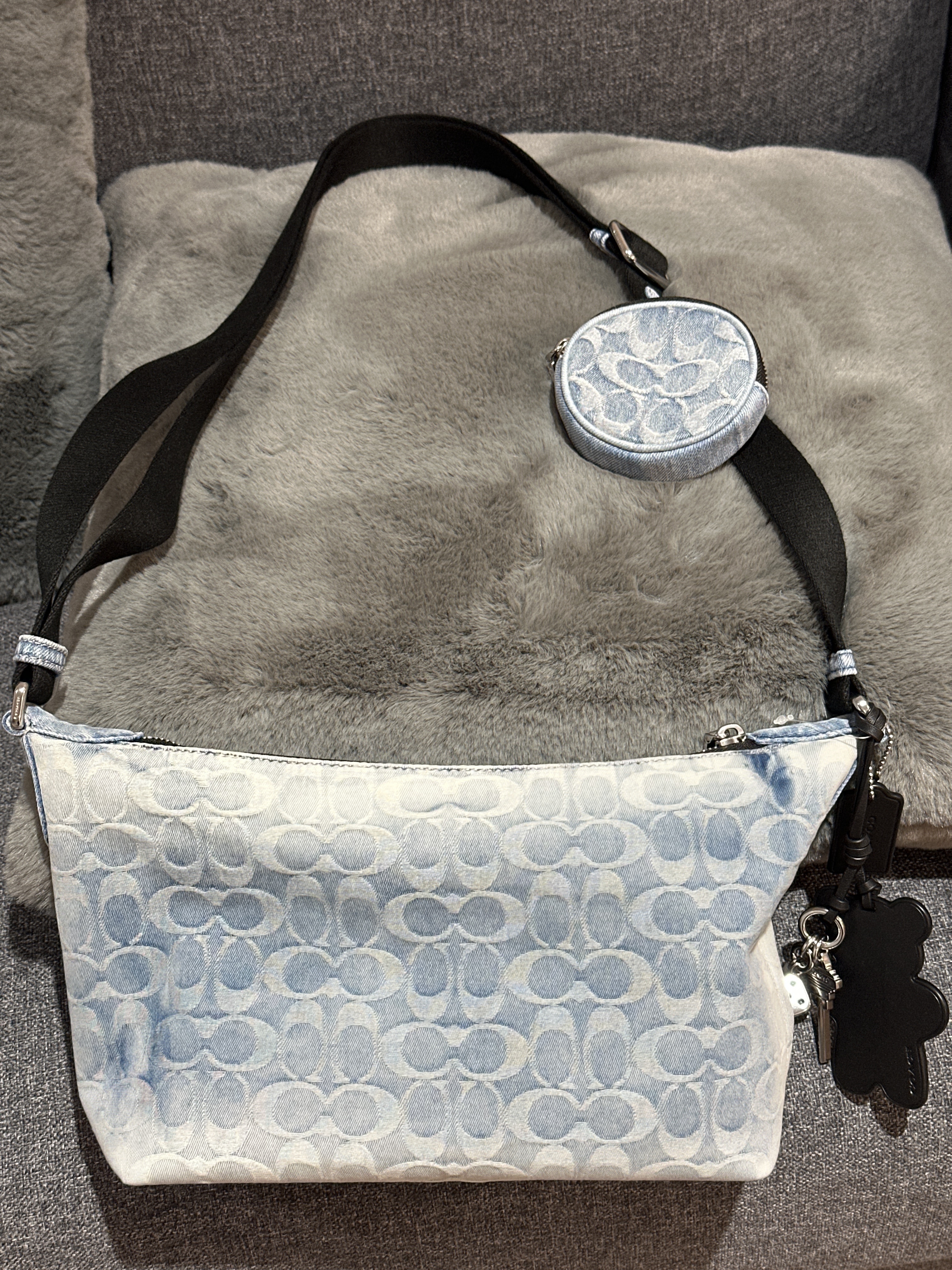 RU03 CO 牛仔斜孭包連細包仔及熊仔吊飾Crossbody With Pouch In Loved Signature Denim