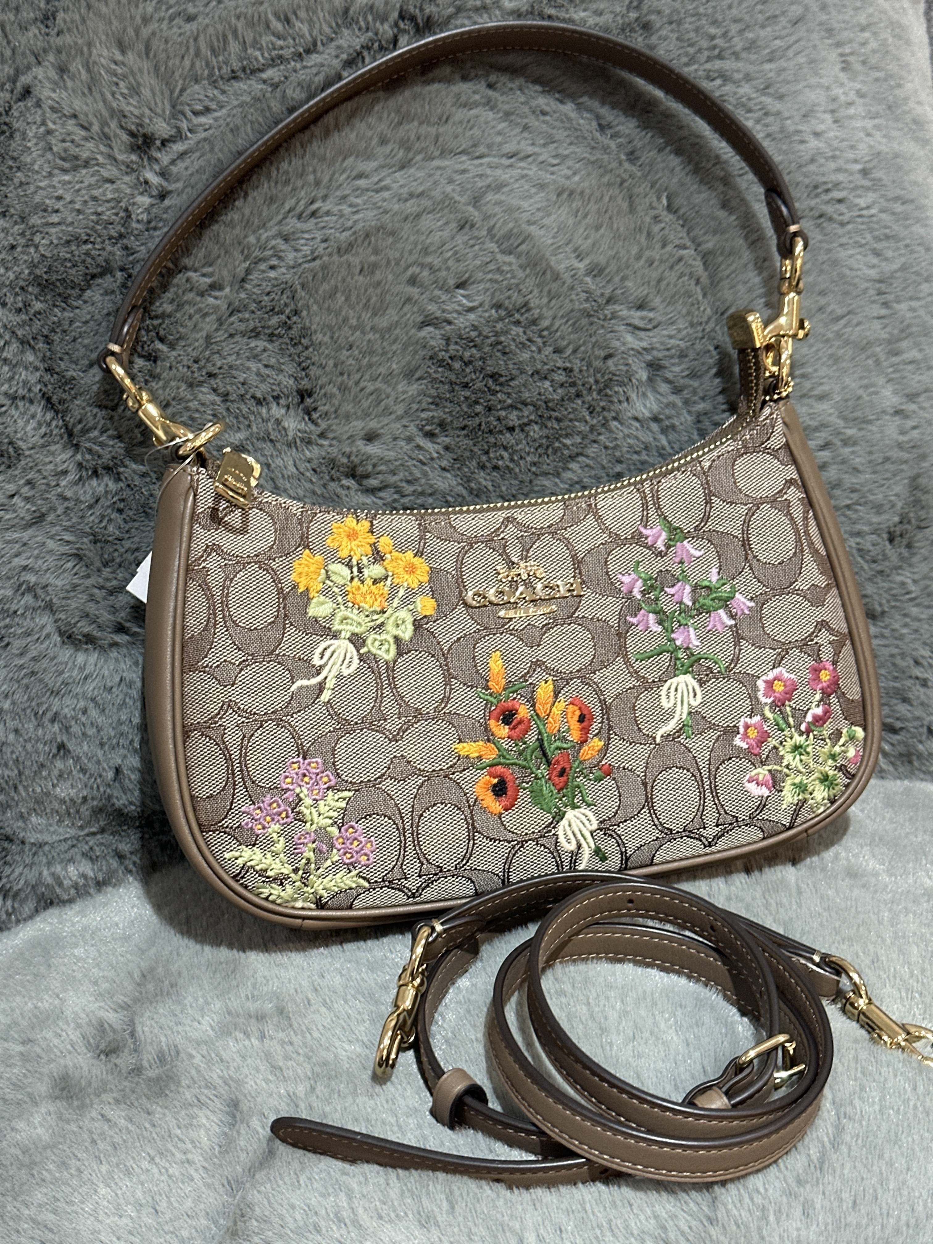 RU05 CO 繍花LOGO單肩包連活動長肩帶Teri Shoulder Bag In Signature Jacquard With Floral Embroidery