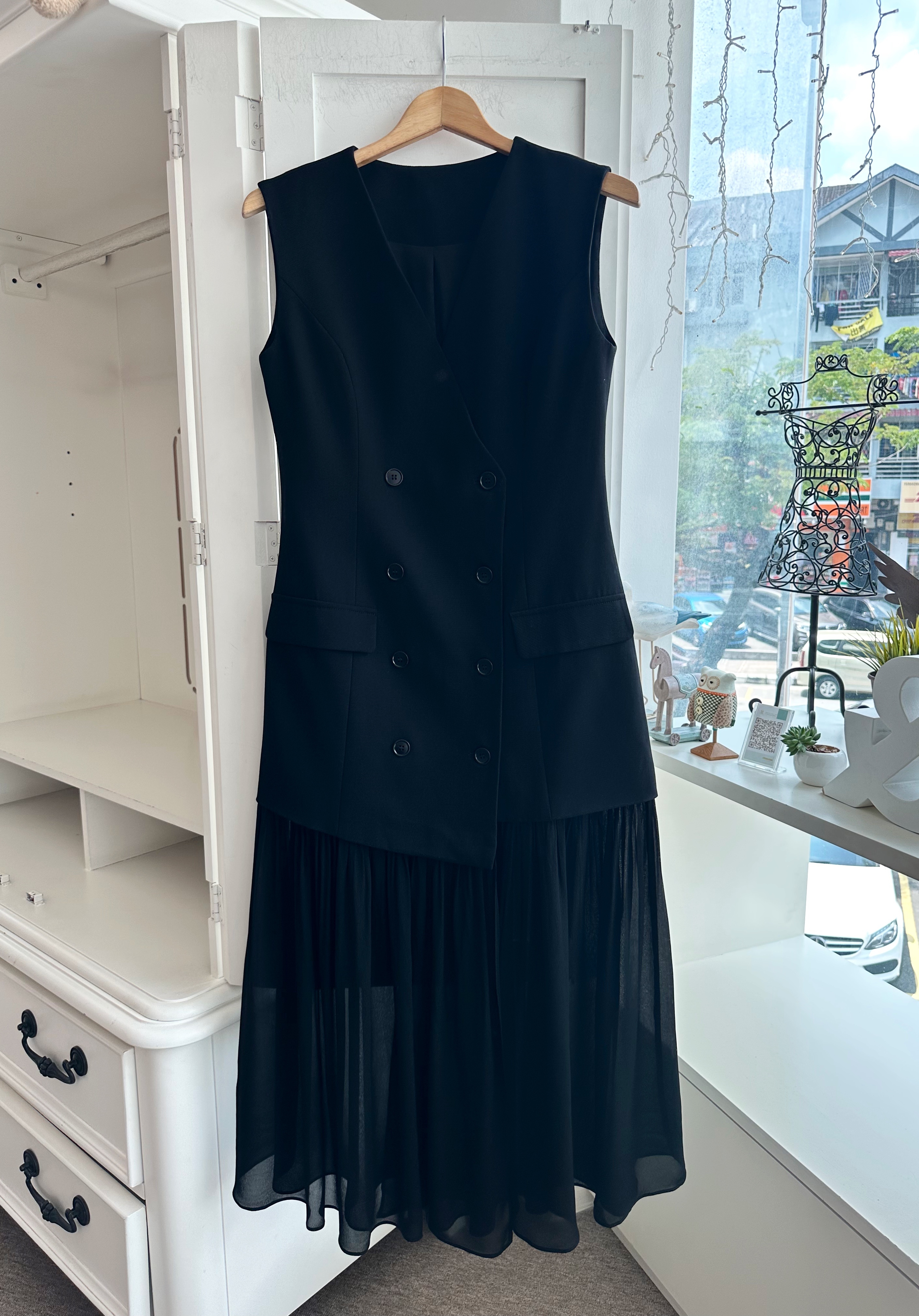 SLEEVELESS VESTED LONG DRESS WITH CHIFFON HEM