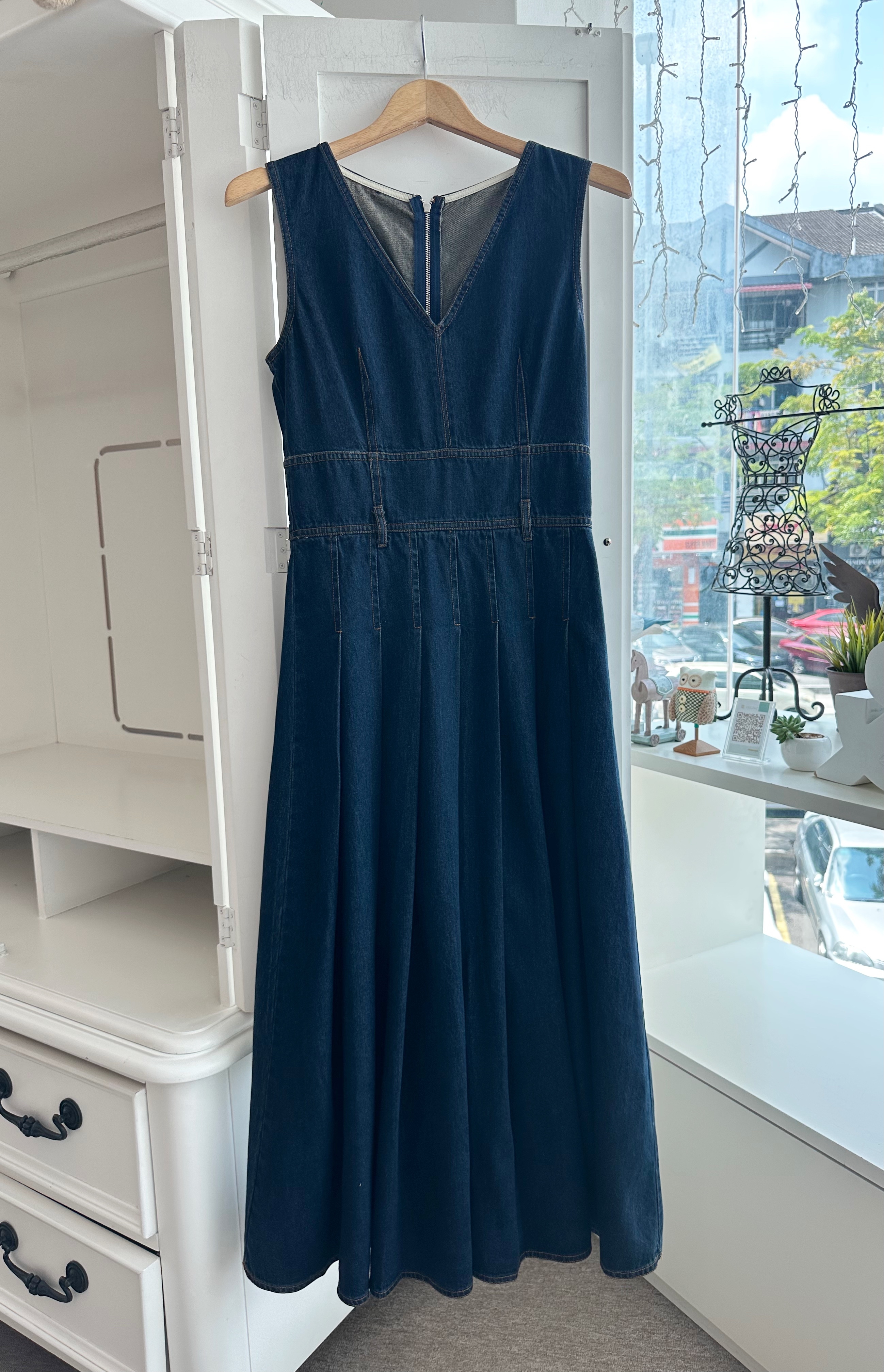 SLEEVELESS DENIM ALINE MIDI DRESS