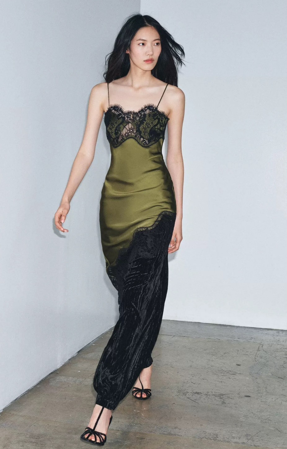 輕奢黑蕾絲拼接細肩帶斜裁長洋裝