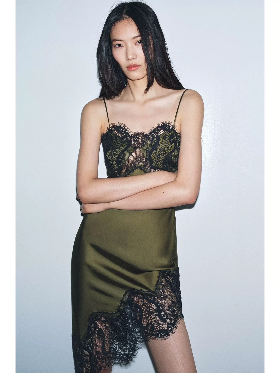 輕奢黑蕾絲拼接細肩帶斜裁長洋裝