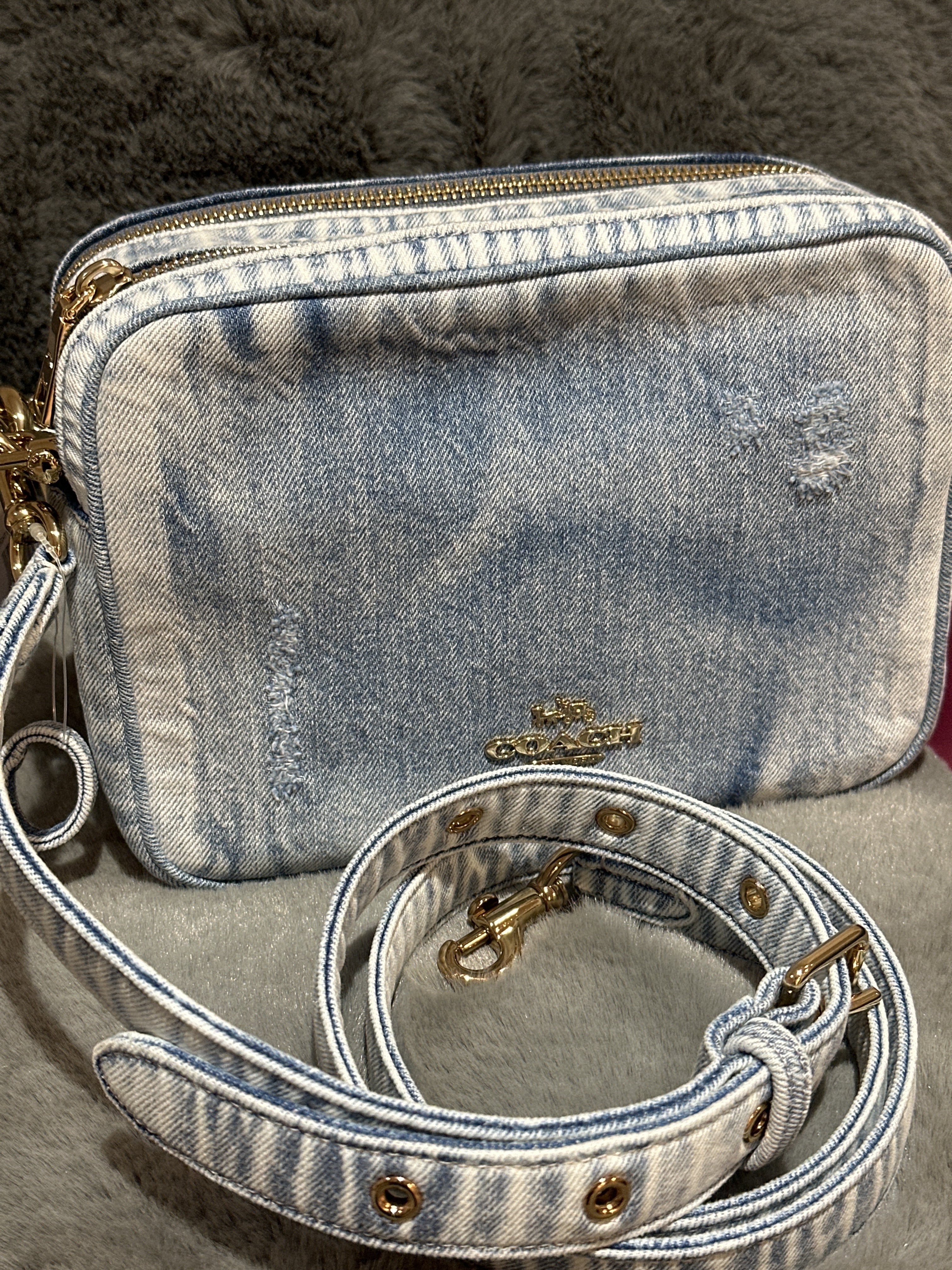 RU14 CO牛仔布雙拉鏈相機袋Carey Crossbody Bag In Loved Denim With Charms