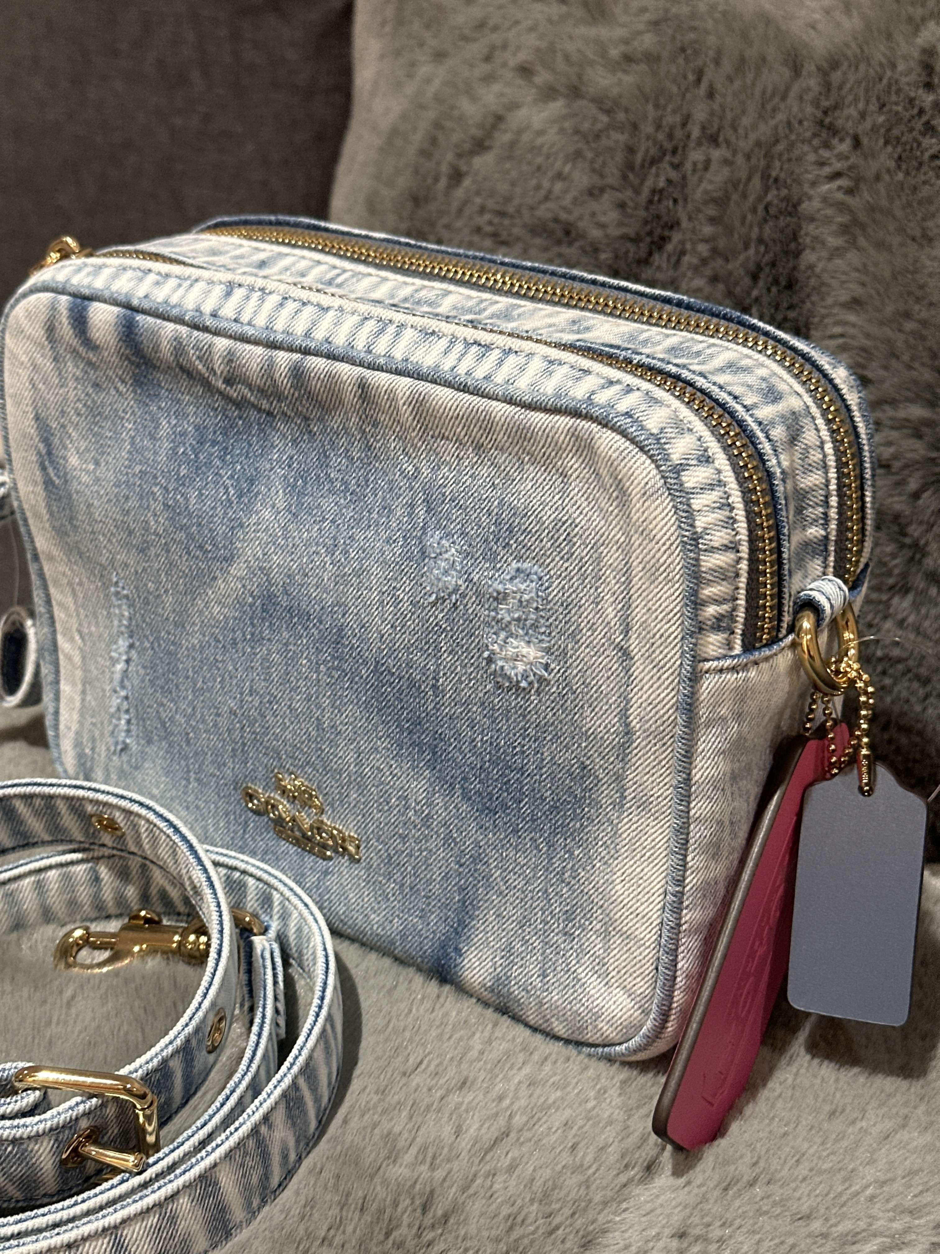 RU14 CO牛仔布雙拉鏈相機袋Carey Crossbody Bag In Loved Denim With Charms