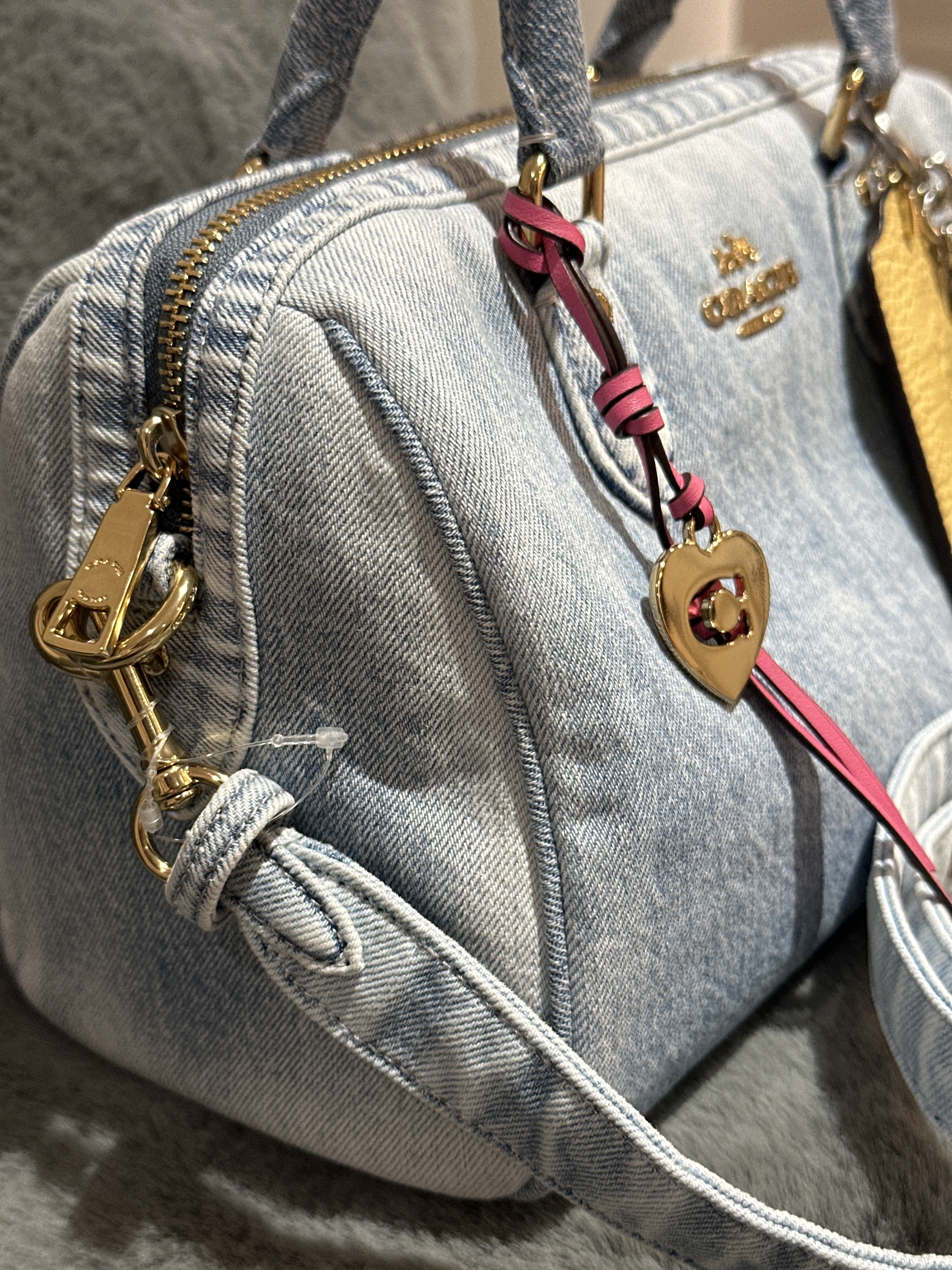 RU17 CO牛仔布波士頓袋Rowan Satchel Bag In Loved Denim With Charms