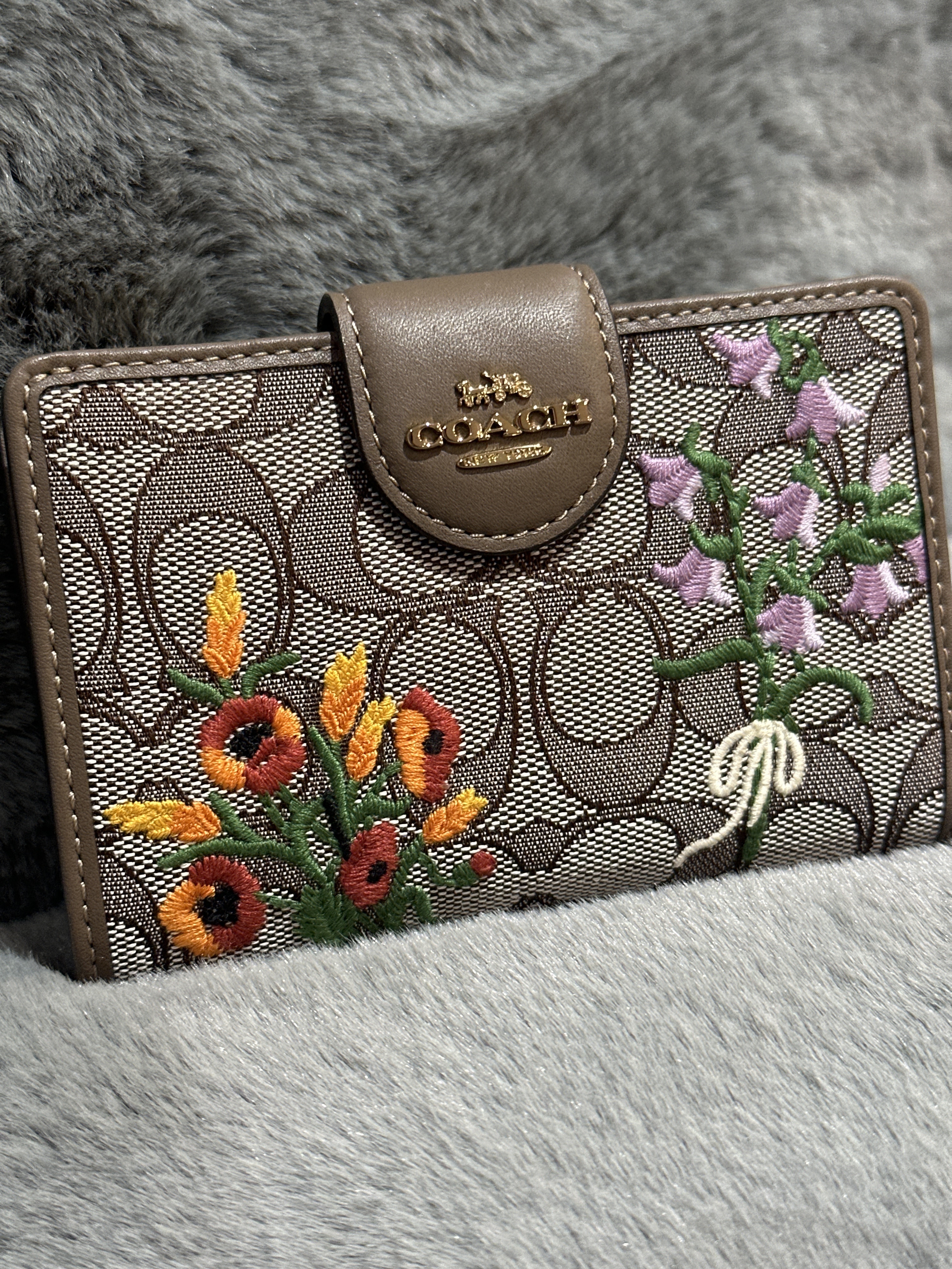 RU19 CO 繍花LOGO中銀包Medium Corner Zip Wallet In Signature Jacquard With Floral Embroidery