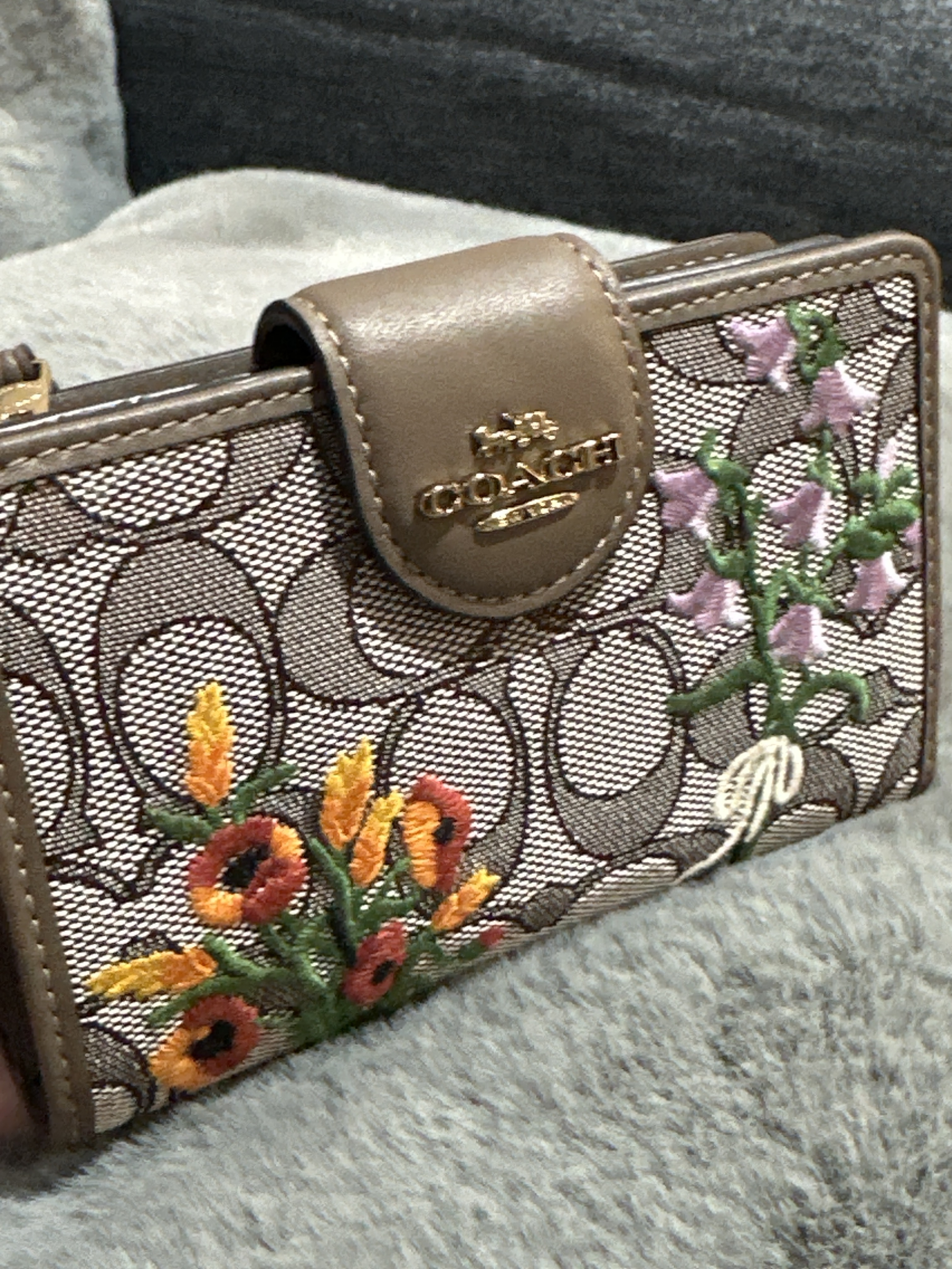 RU19 CO 繍花LOGO中銀包Medium Corner Zip Wallet In Signature Jacquard With Floral Embroidery