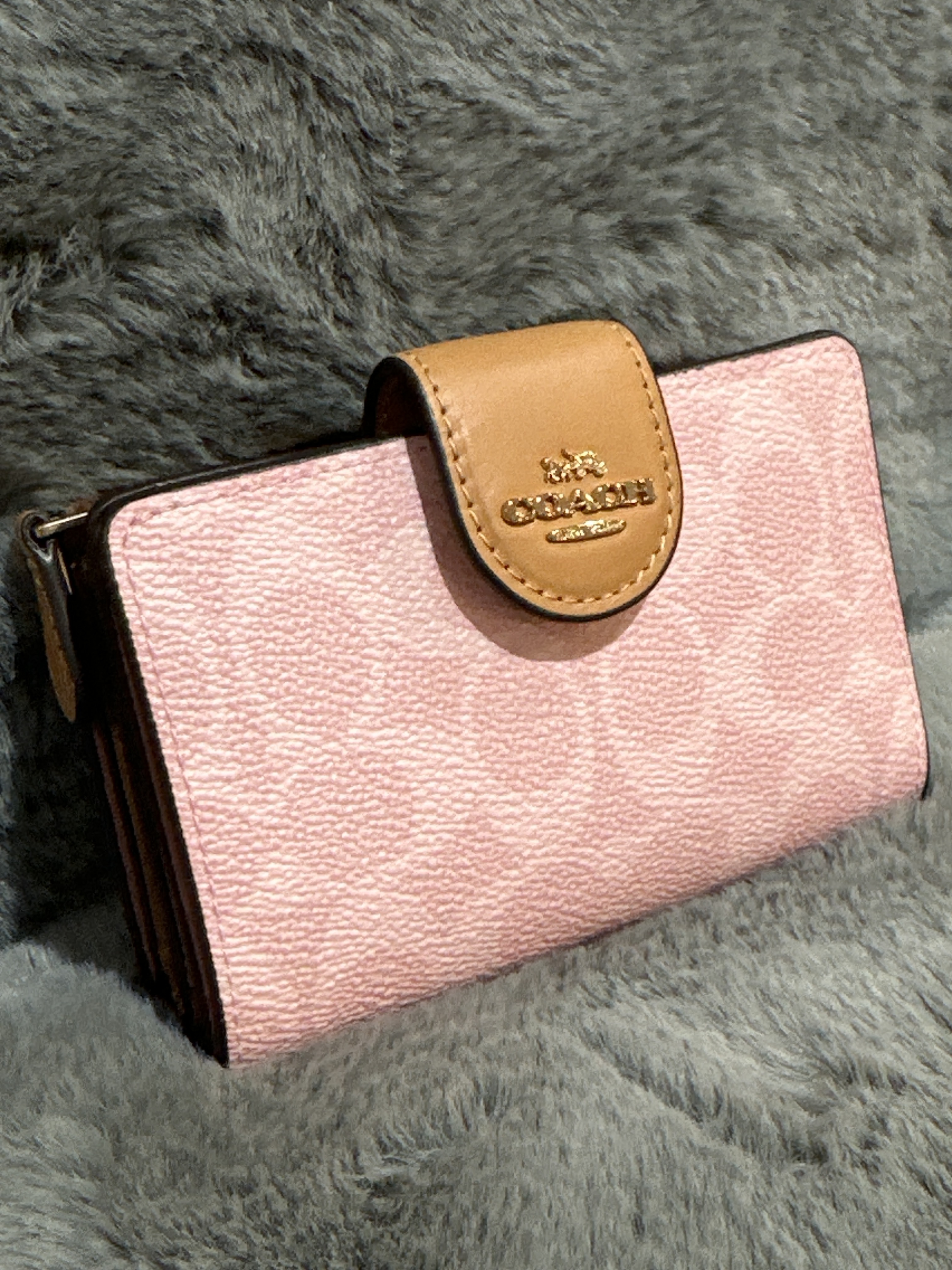 RU20 CO 粉紅LOGO拼焦糖色中銀包Medium Corner Zip Wallet In Signature Canvas