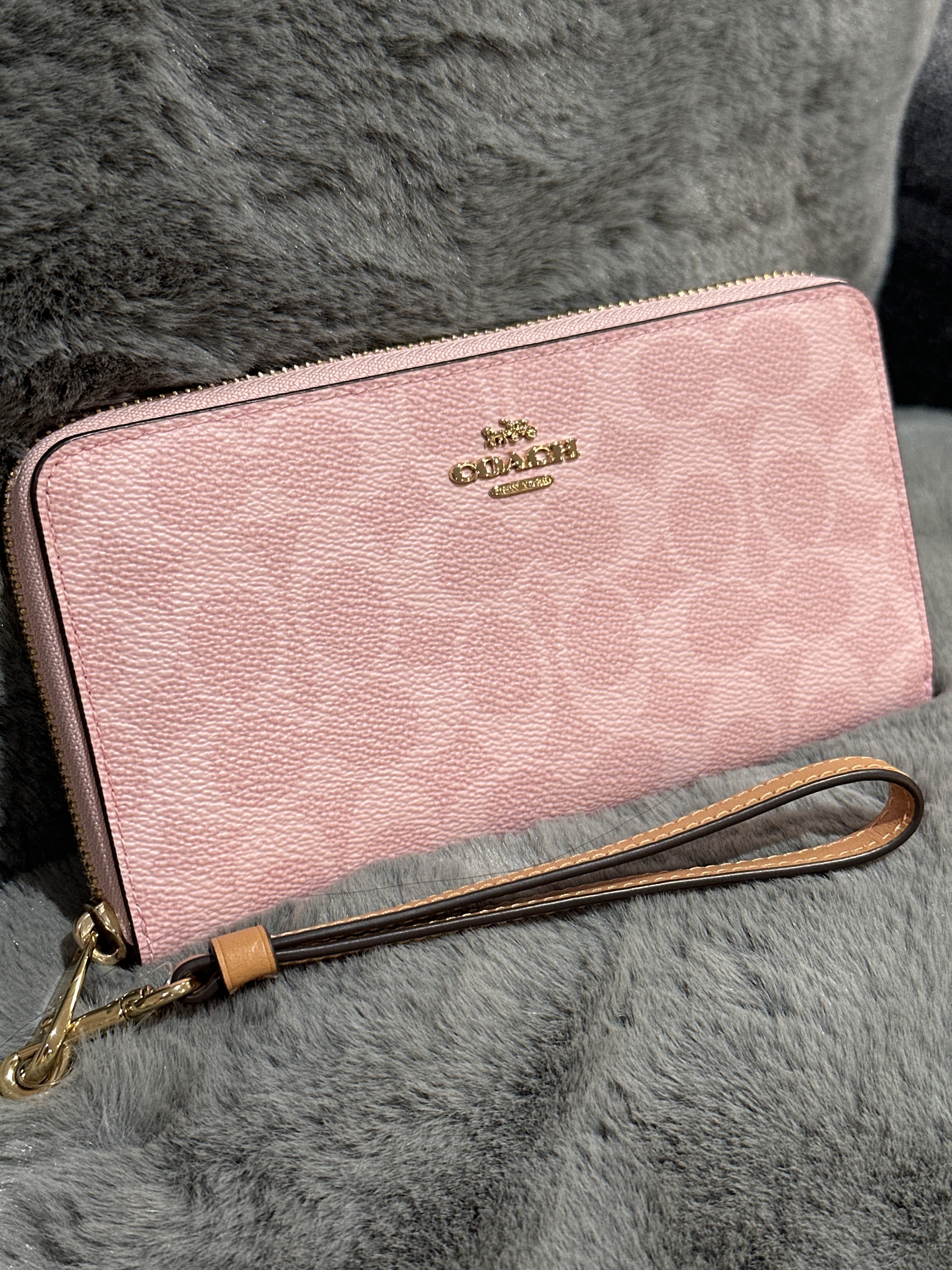 RU21 CO 粉紅色LOGO拉鏈長銀包Long Zip Around Wallet In Signature Canvas