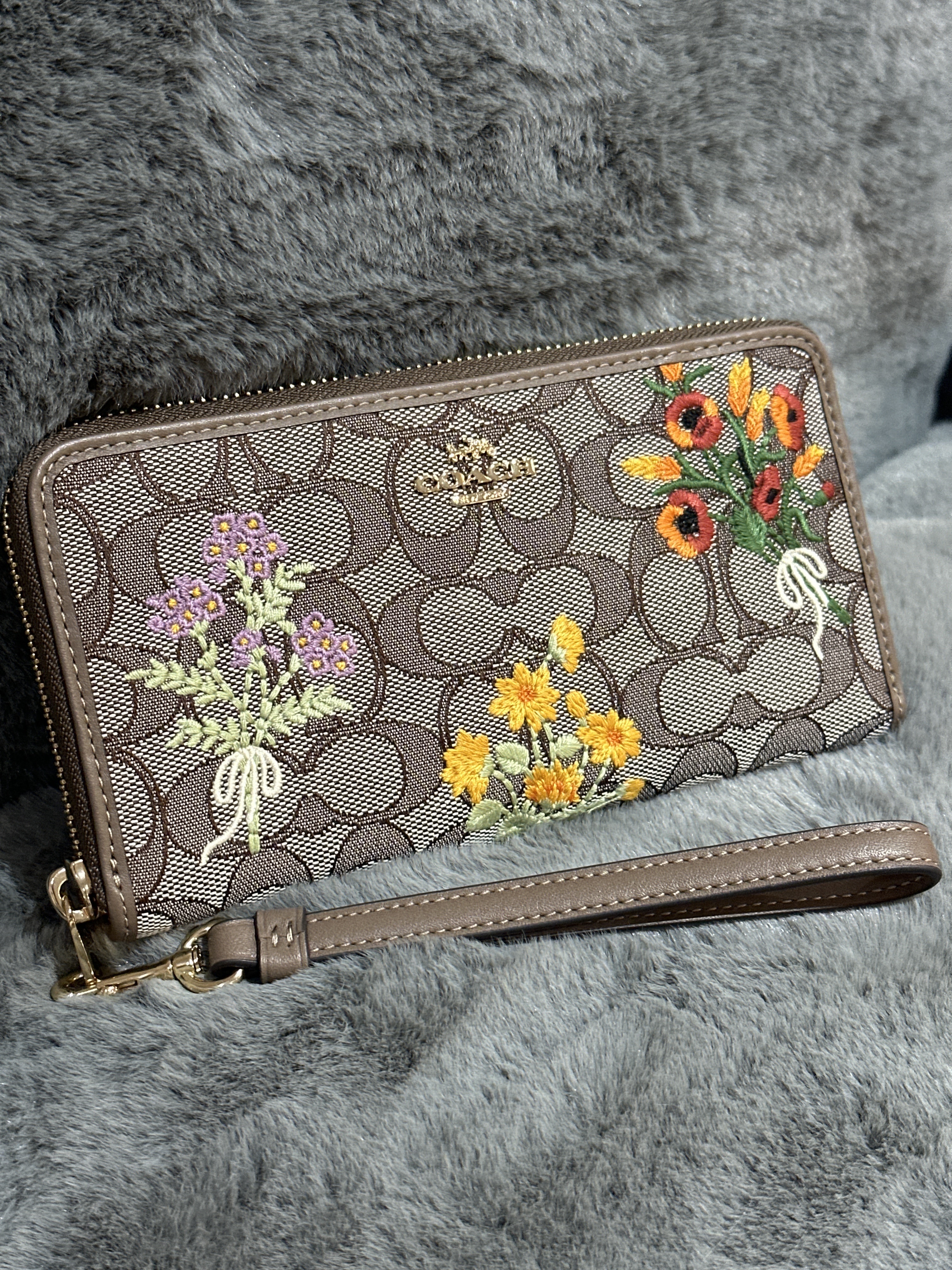 RU23 CO 繍花LOGO拉鏈長銀包Long Zip Around Wallet In Signature Jacquard With Floral Embroidery