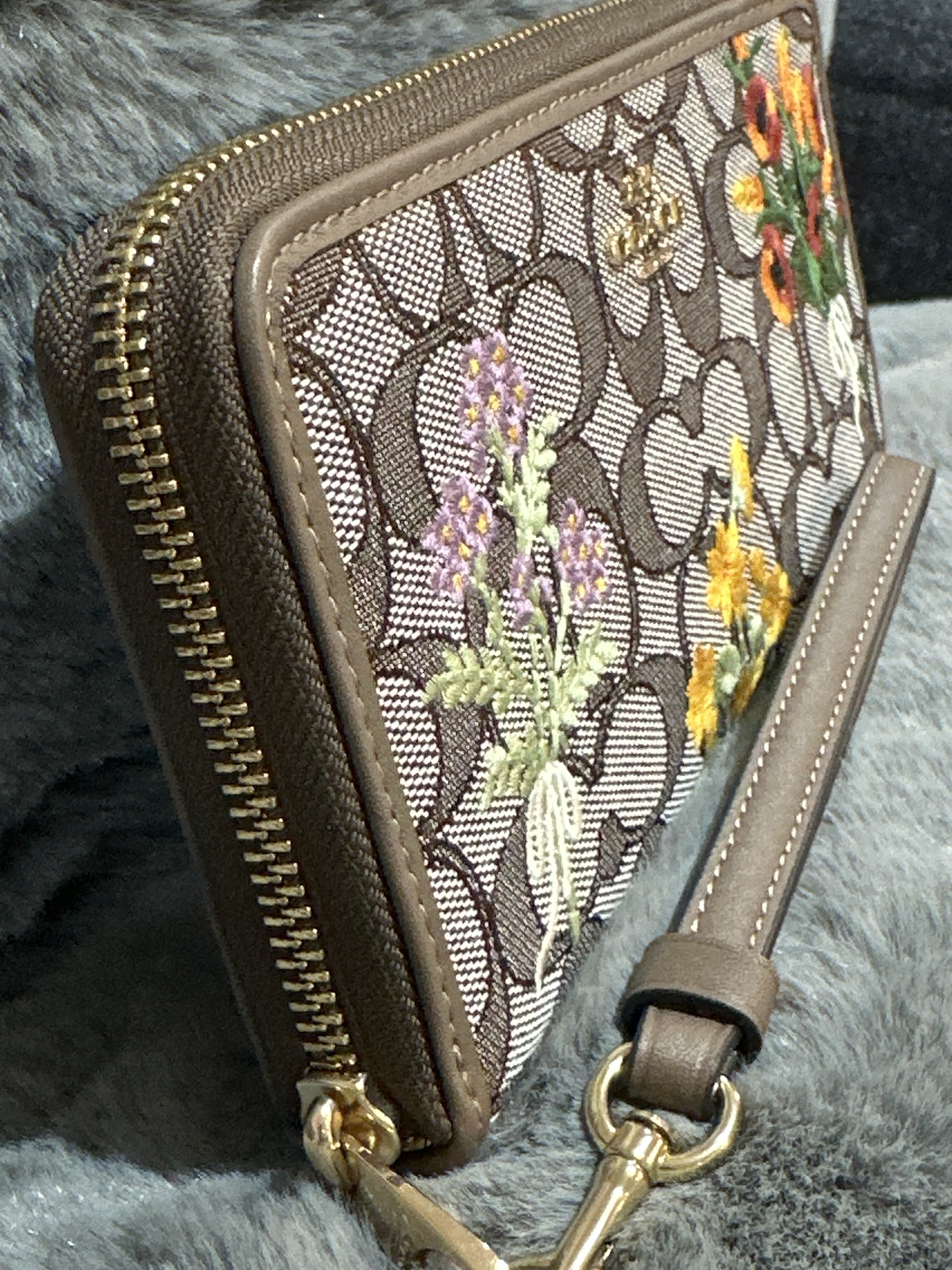 RU23 CO 繍花LOGO拉鏈長銀包Long Zip Around Wallet In Signature Jacquard With Floral Embroidery