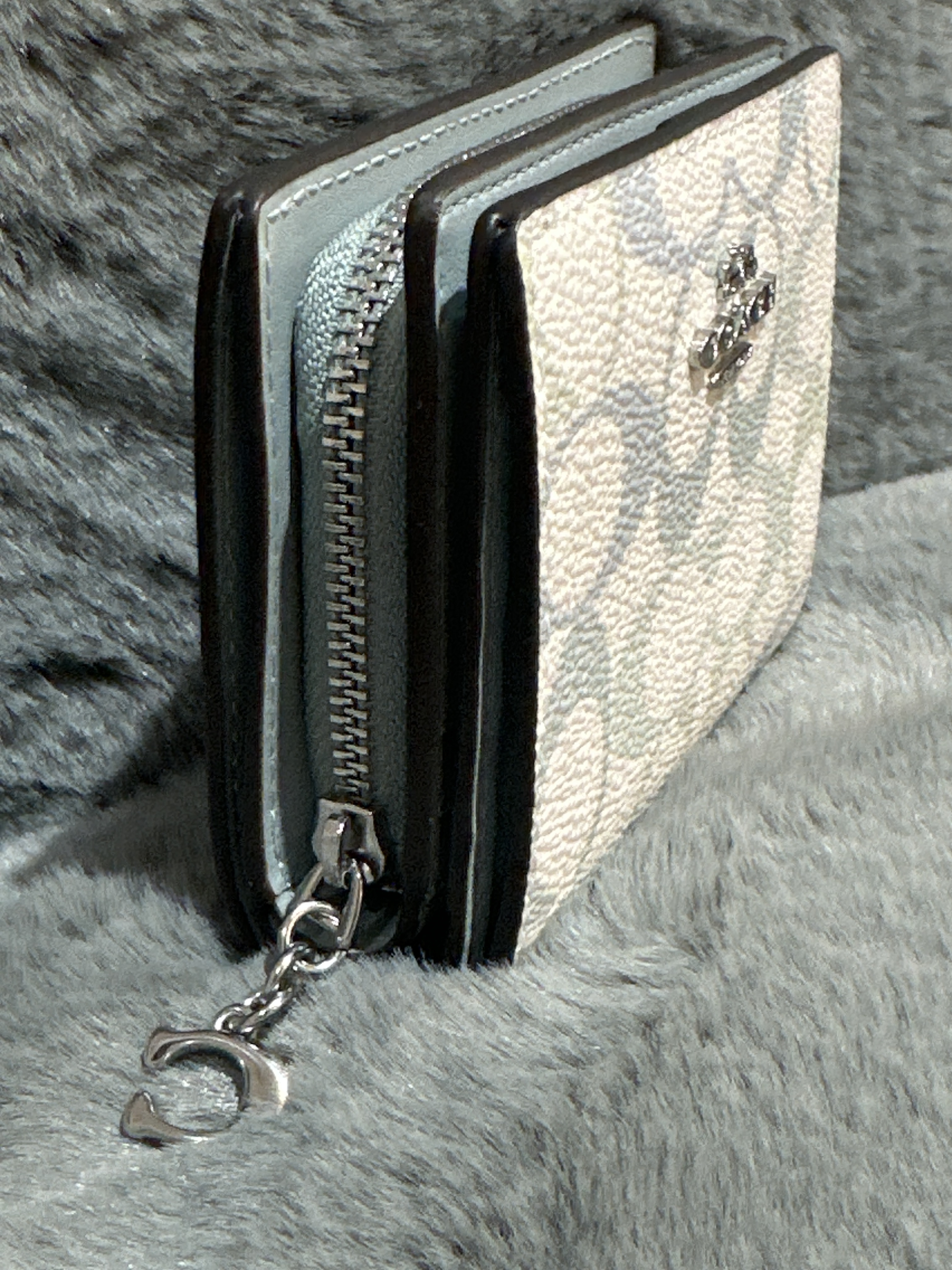 RU24 CO 粉藍LOGO白色細銀包Snap Wallet In Pretty Signature Canvas