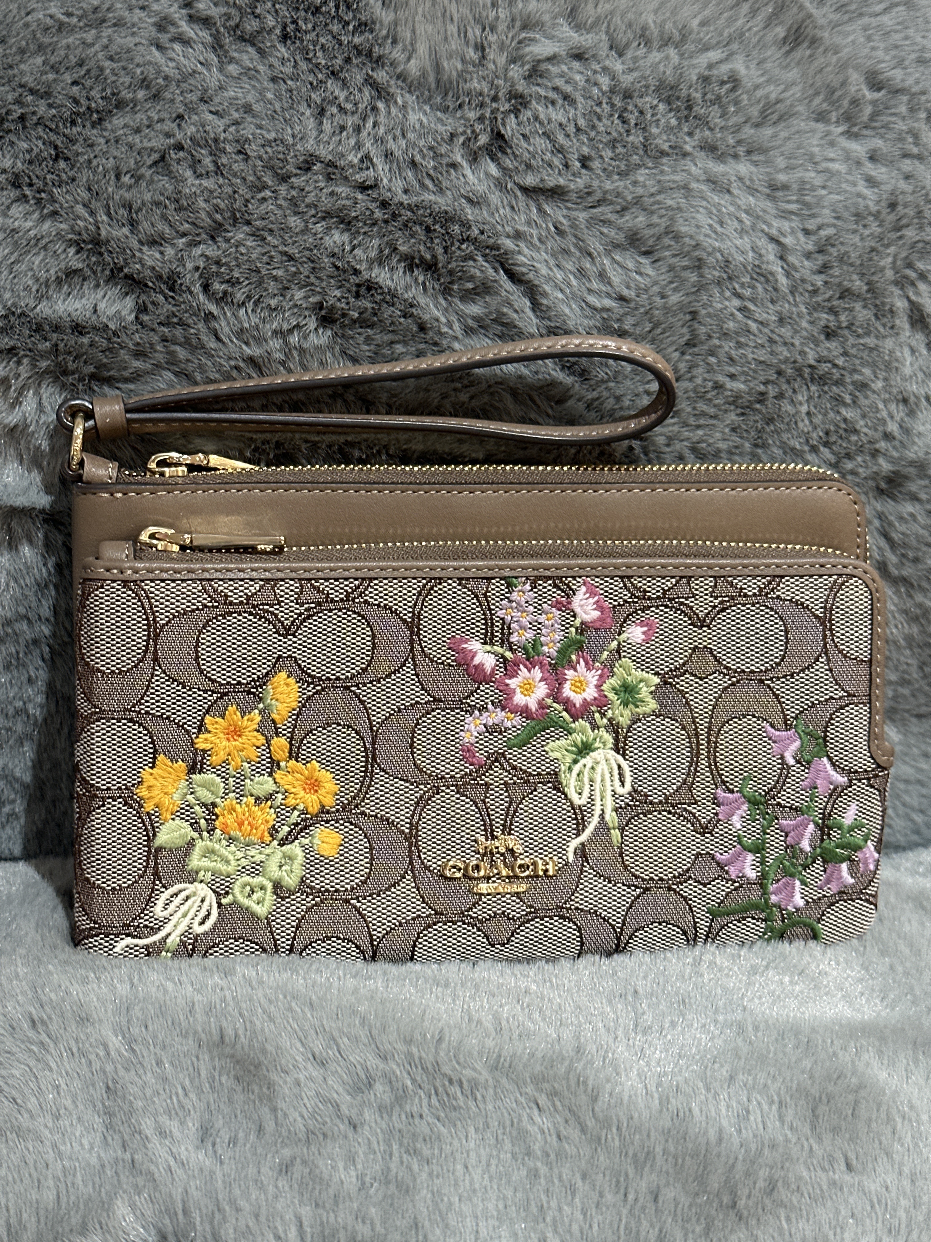RU32 CO 繍花LOGO雙拉鏈大手拿包Double Zip Wristlet In Signature Jacquard With Floral Embroidery