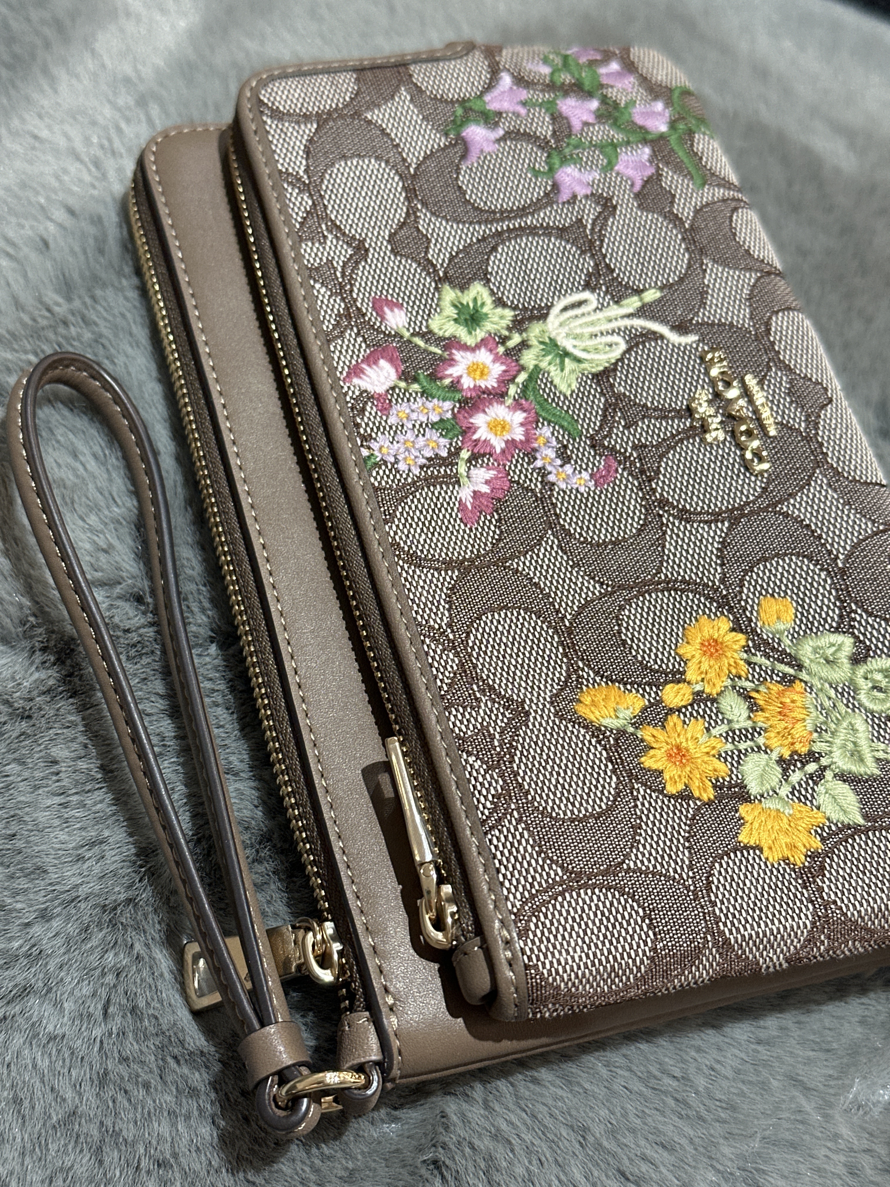 RU32 CO 繍花LOGO雙拉鏈大手拿包Double Zip Wristlet In Signature Jacquard With Floral Embroidery
