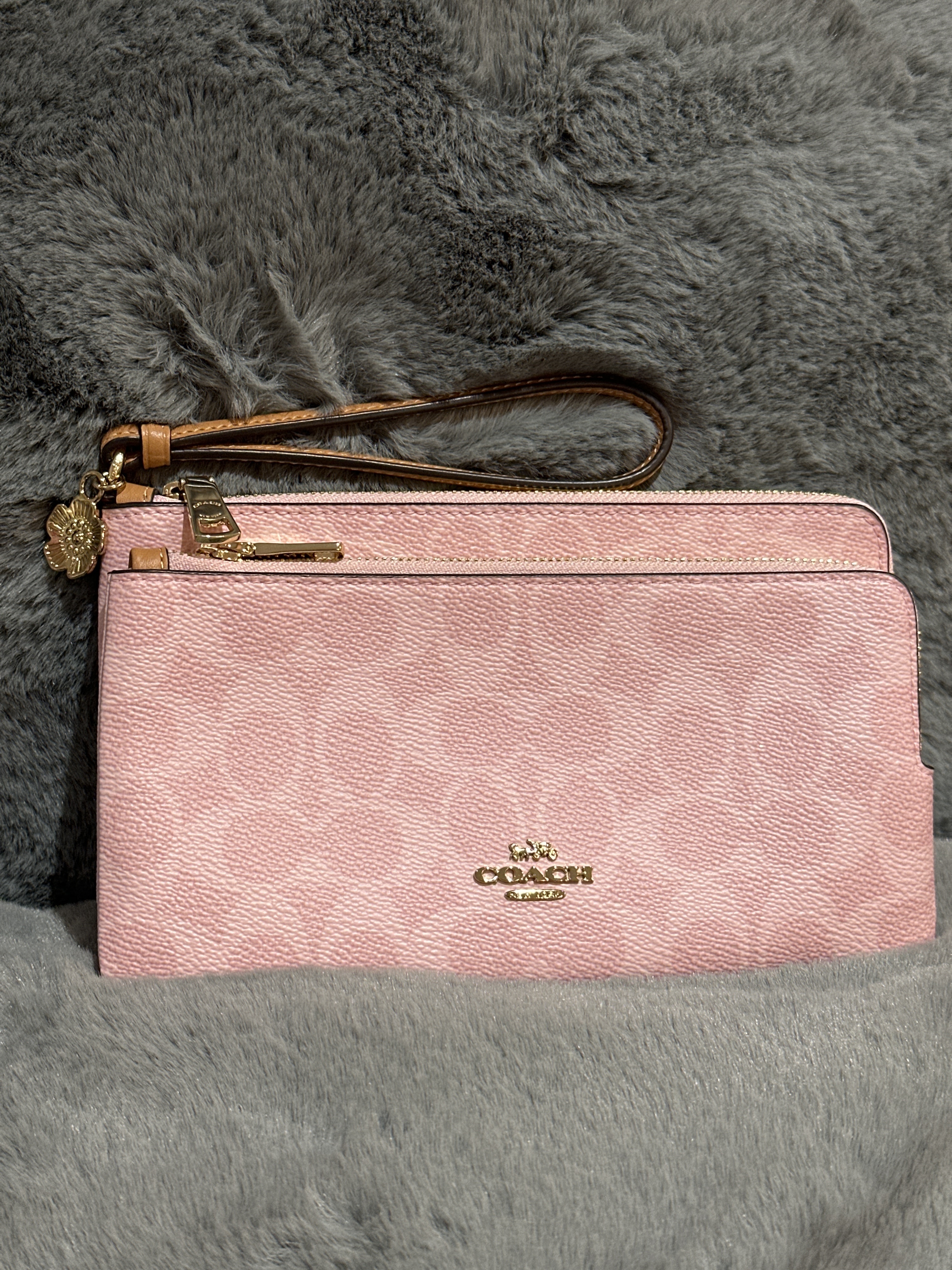 RU33 CO 粉紅色LOGO雙拉鏈大手拿包Double Zip Wristlet In Signature Jacquard With Floral Embroidery