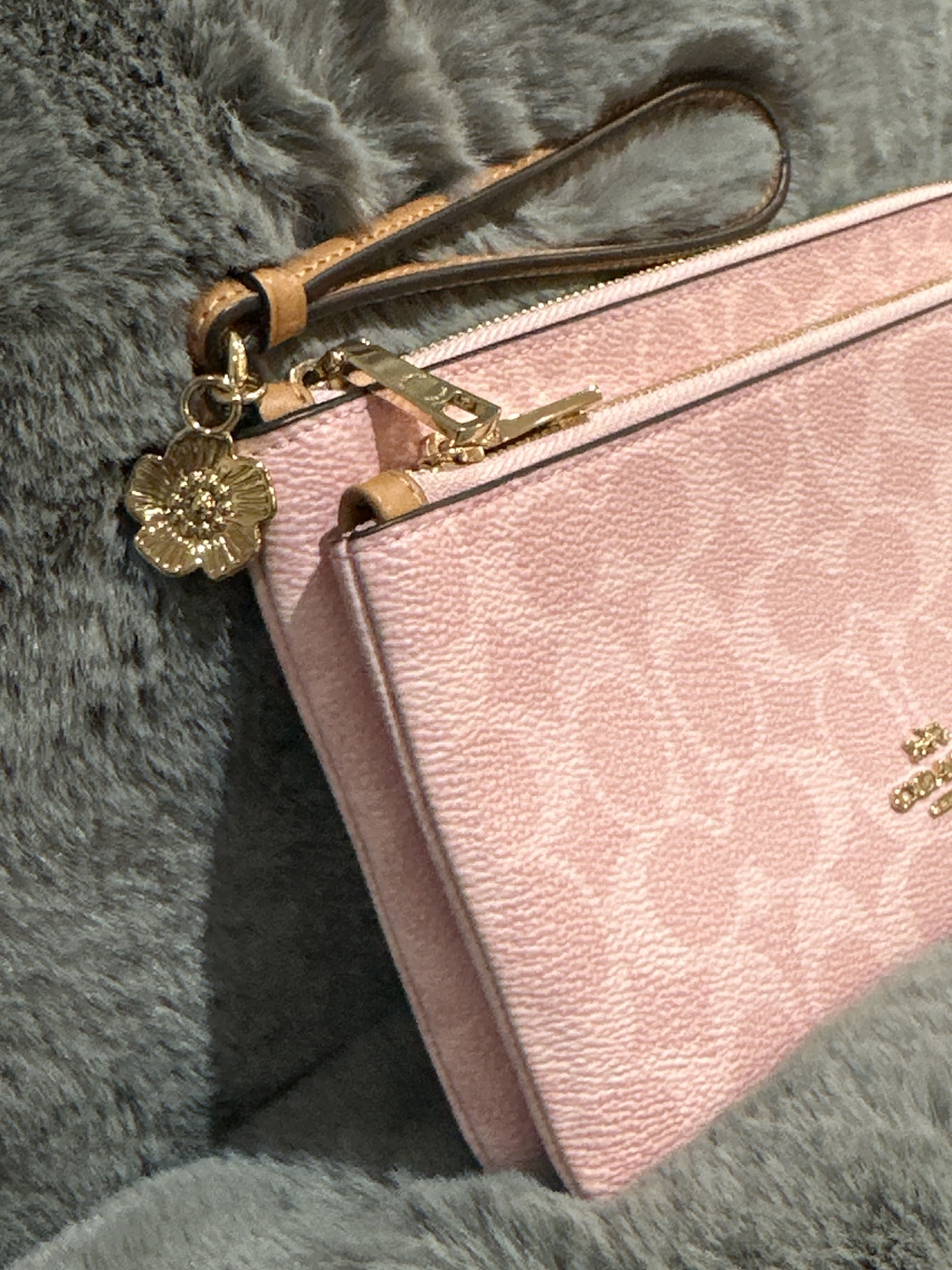 RU33 CO 粉紅色LOGO雙拉鏈大手拿包Double Zip Wristlet In Signature Jacquard With Floral Embroidery