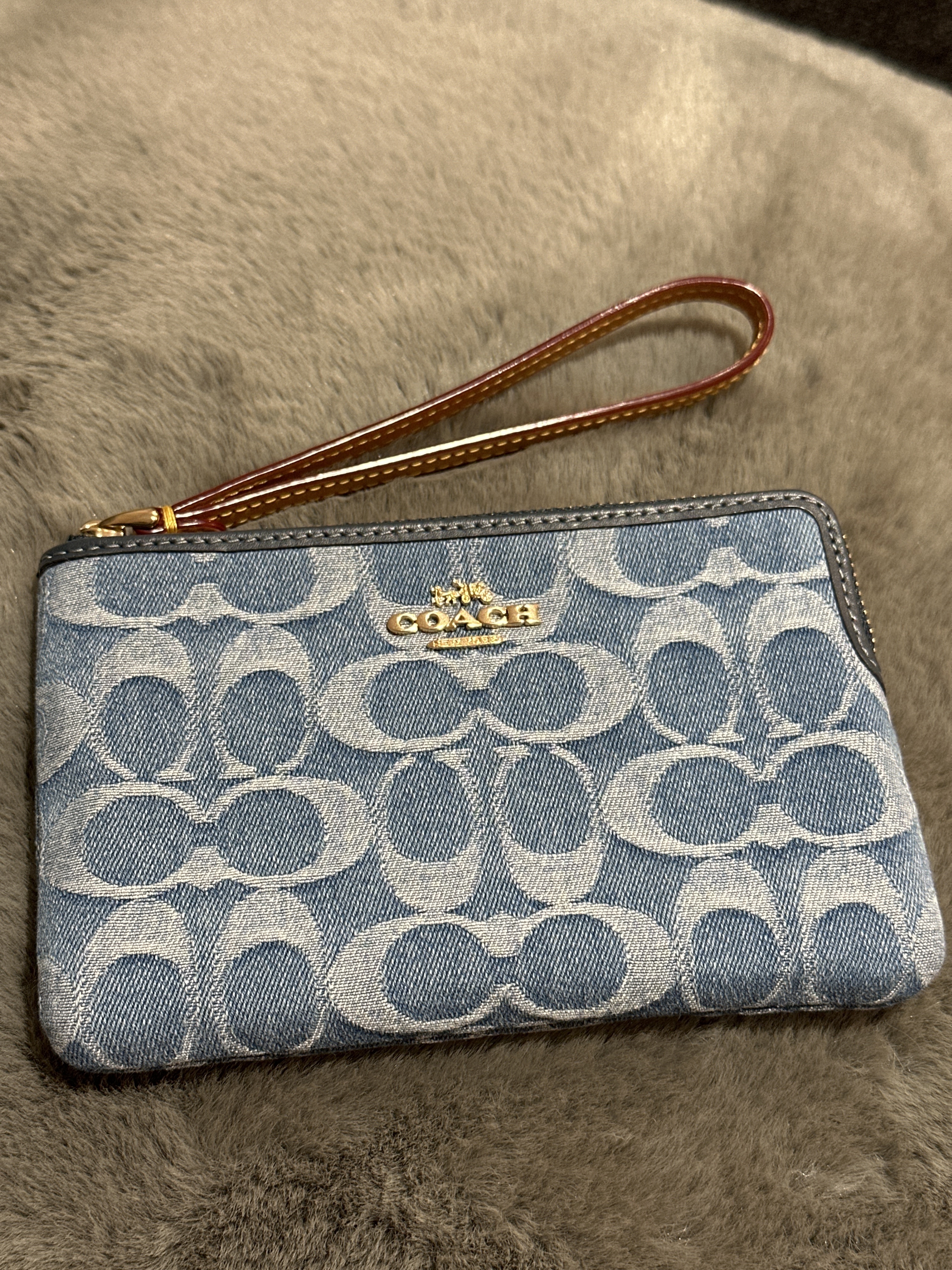 RU35 CO 牛仔布手拿包Corner Zip Wristlet In Signature Denim