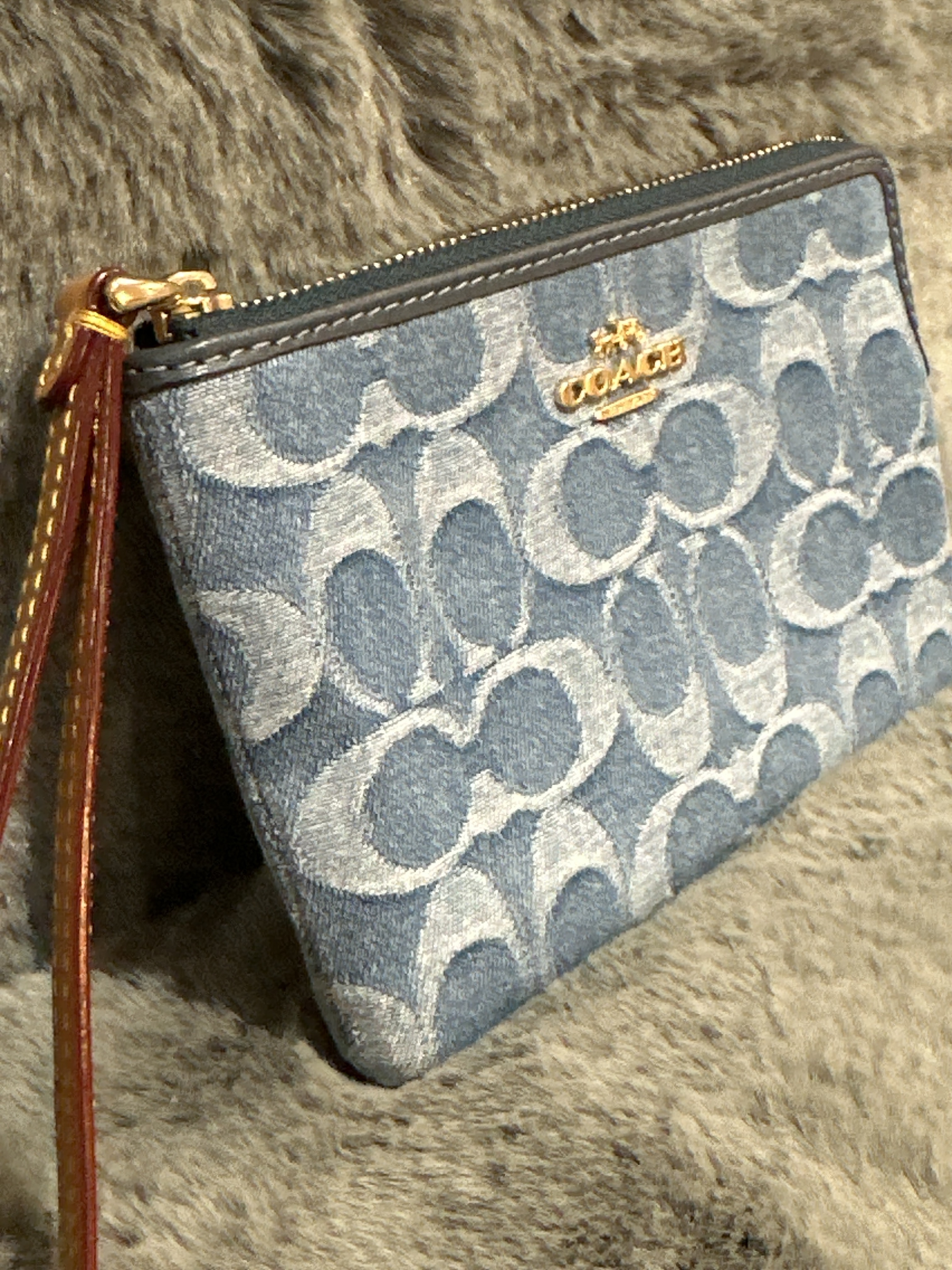 RU35 CO 牛仔布手拿包Corner Zip Wristlet In Signature Denim