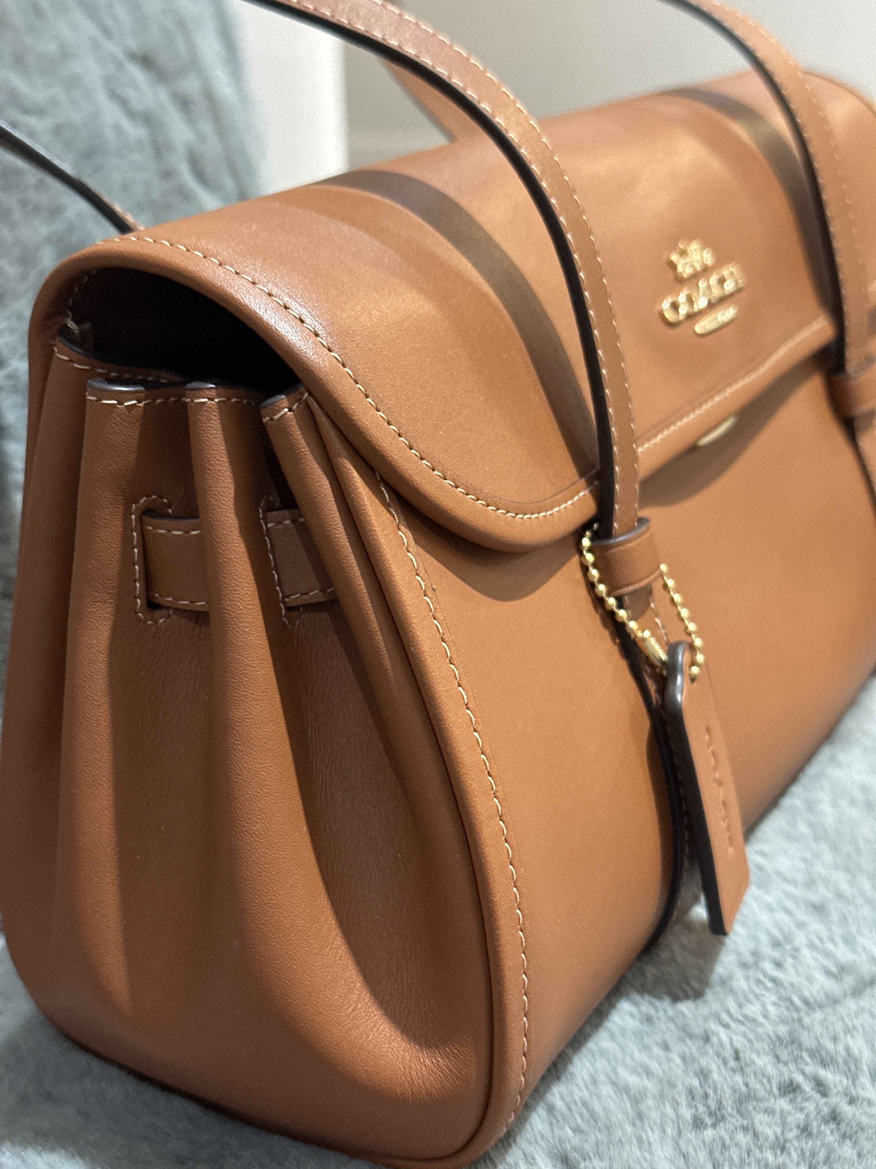 RU38 CO 焦糖色蓋頭單肩包Bridget Flap Shoulder Bag