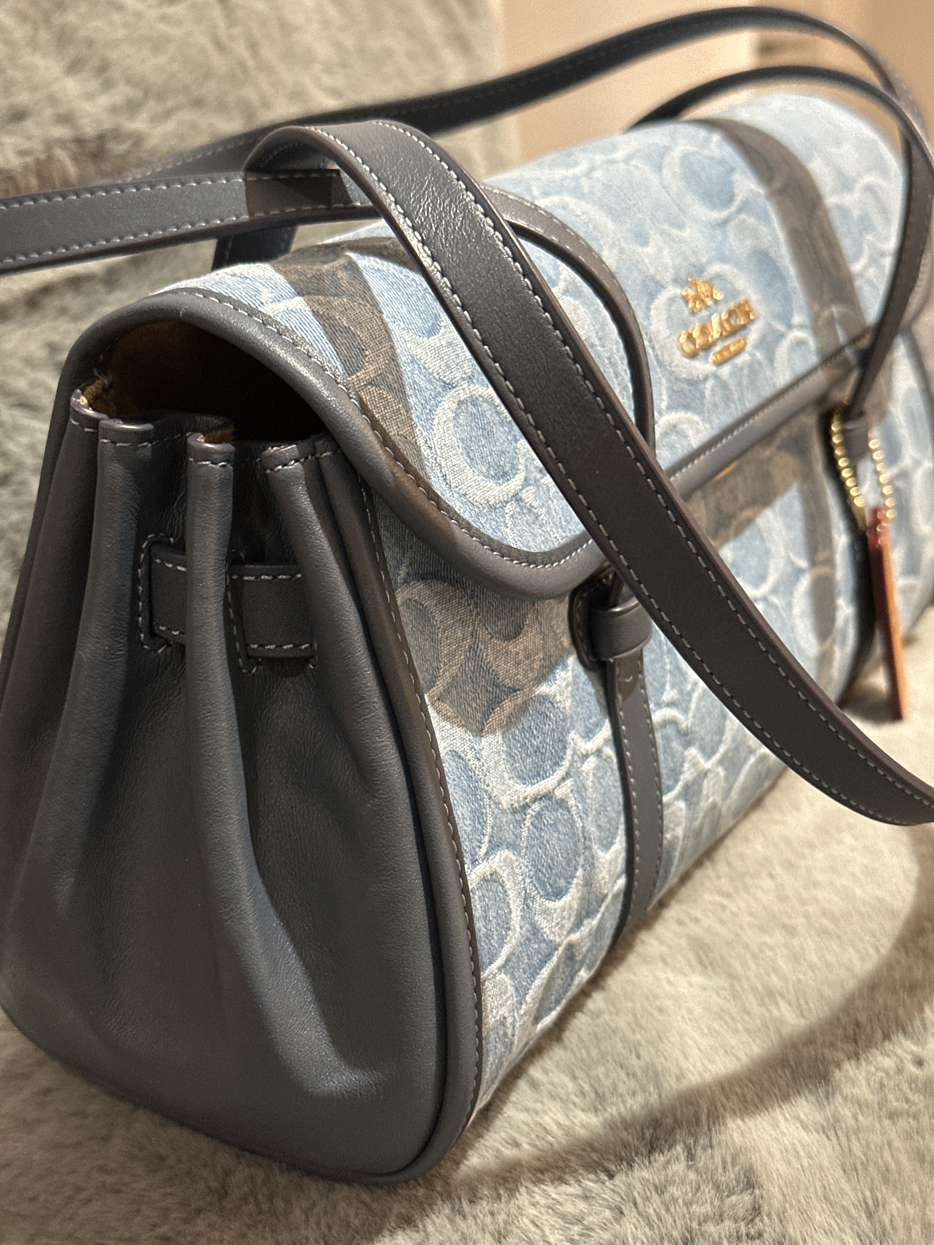 RU39 CO 牛仔布配皮蓋頭單肩包Bridget Flap Shoulder Bag In Signature Denim