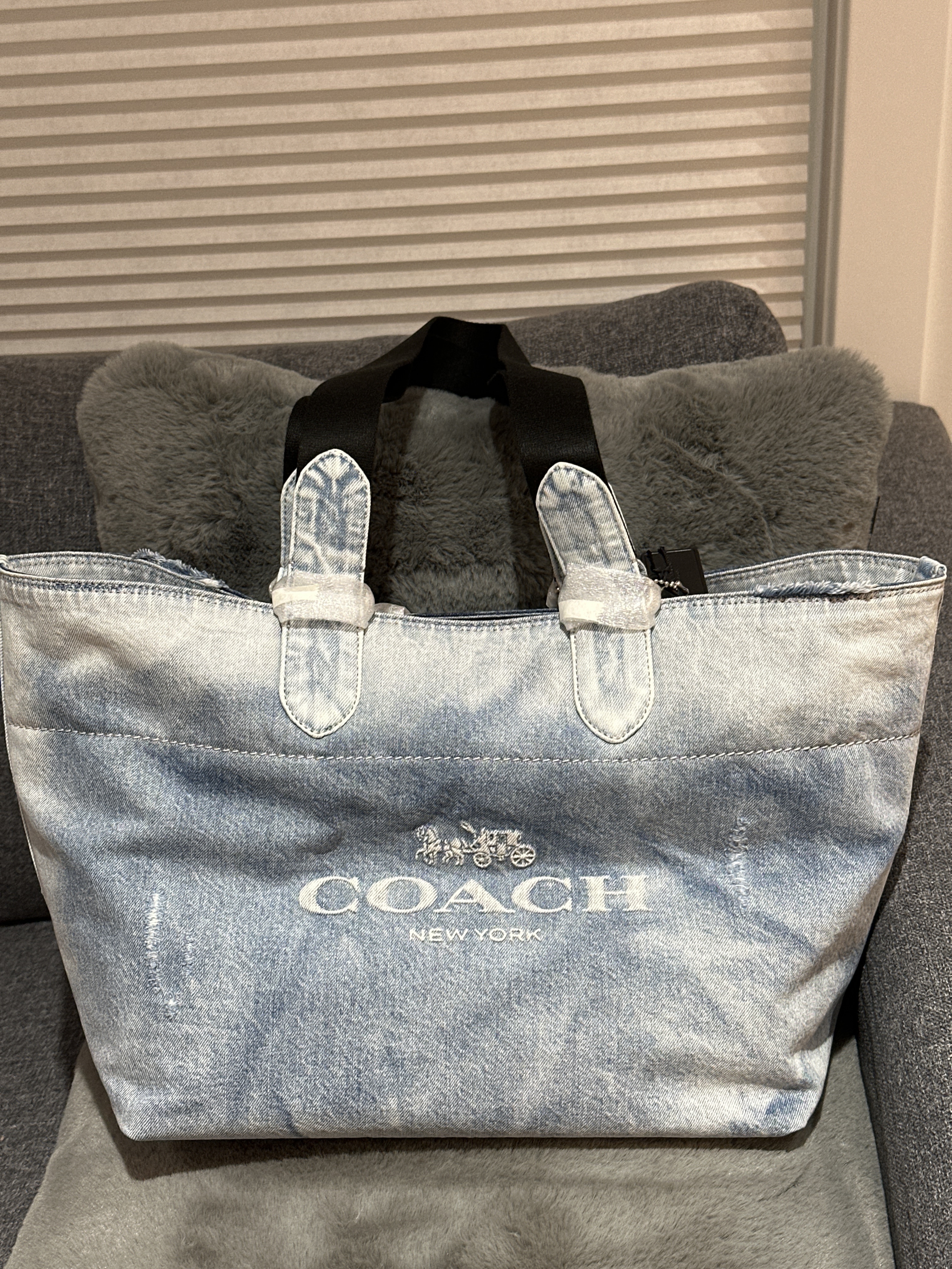 RU45 CO 牛仔拼黑色肩帶TOTE袋Small Tour Tote Bag In Loved Denim With Charms