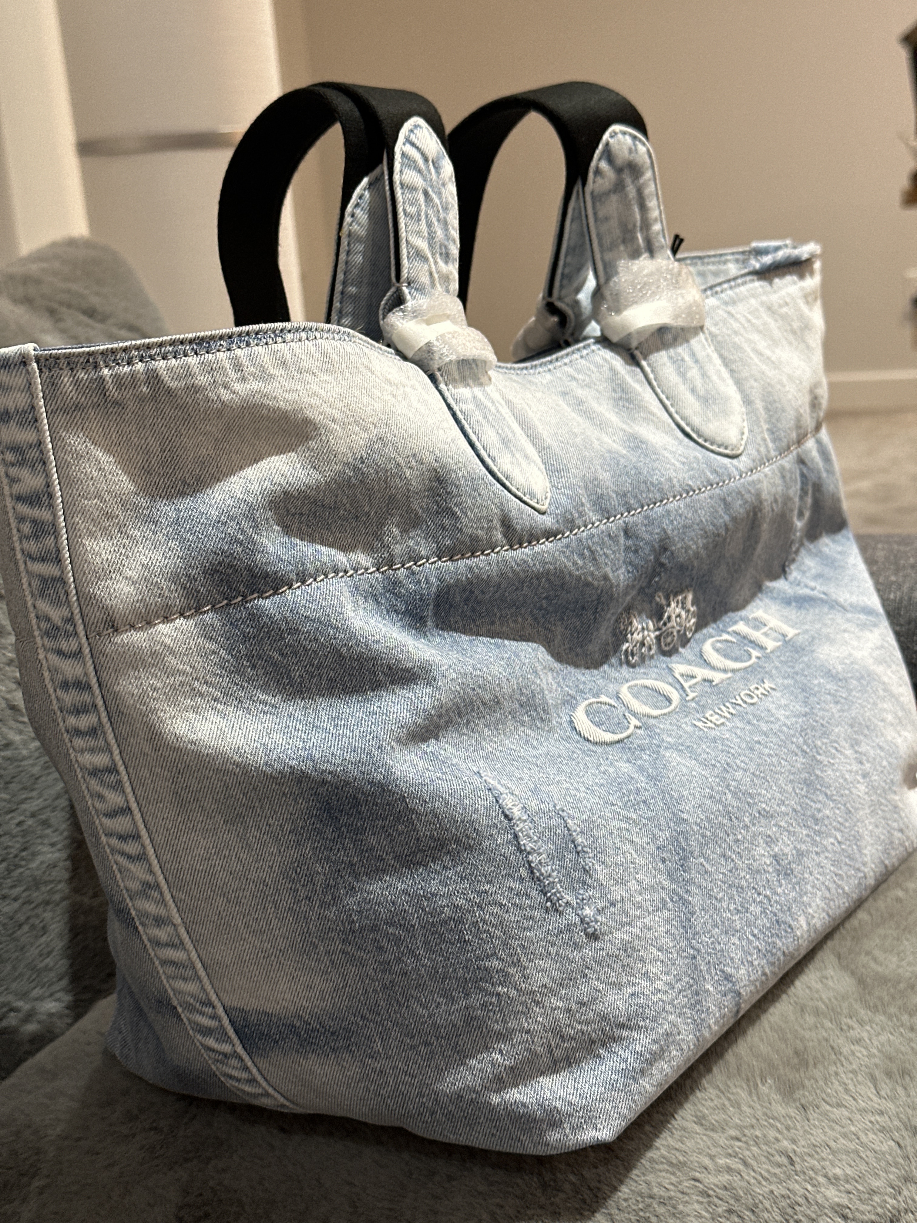 RU45 CO 牛仔拼黑色肩帶TOTE袋Small Tour Tote Bag In Loved Denim With Charms