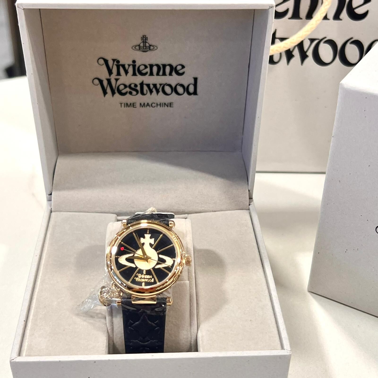 本月出位價!!! 全新VIVIENNE WESTWOOD WATCH VV006BKGD 32mm 黑色金扣/石英機芯 #西太后手錶 #BRAND NEW #香榭站正品