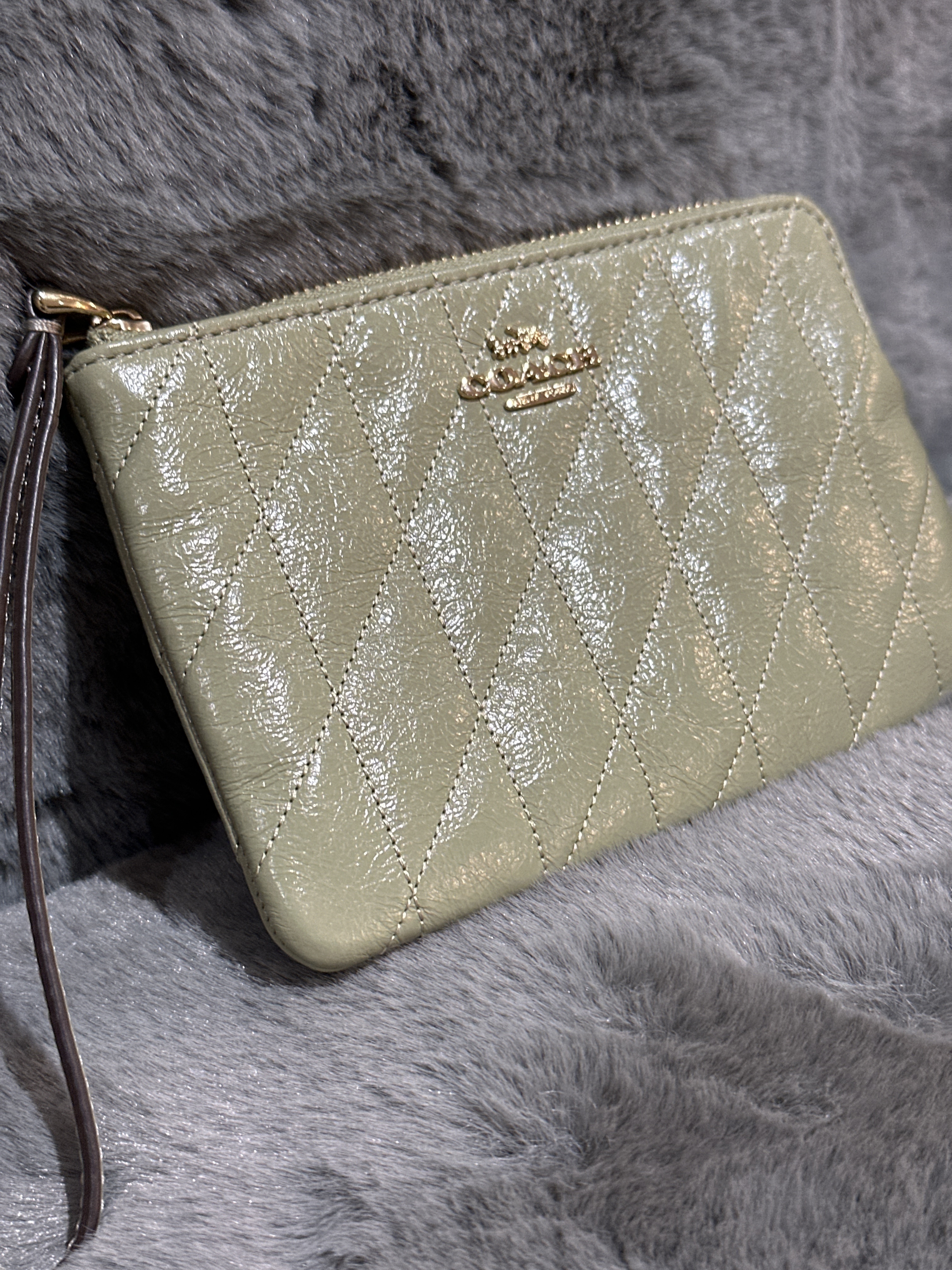 RU46 CO 鼠尾綠色間線手拿包Corner Zip Wristlet With Quilting