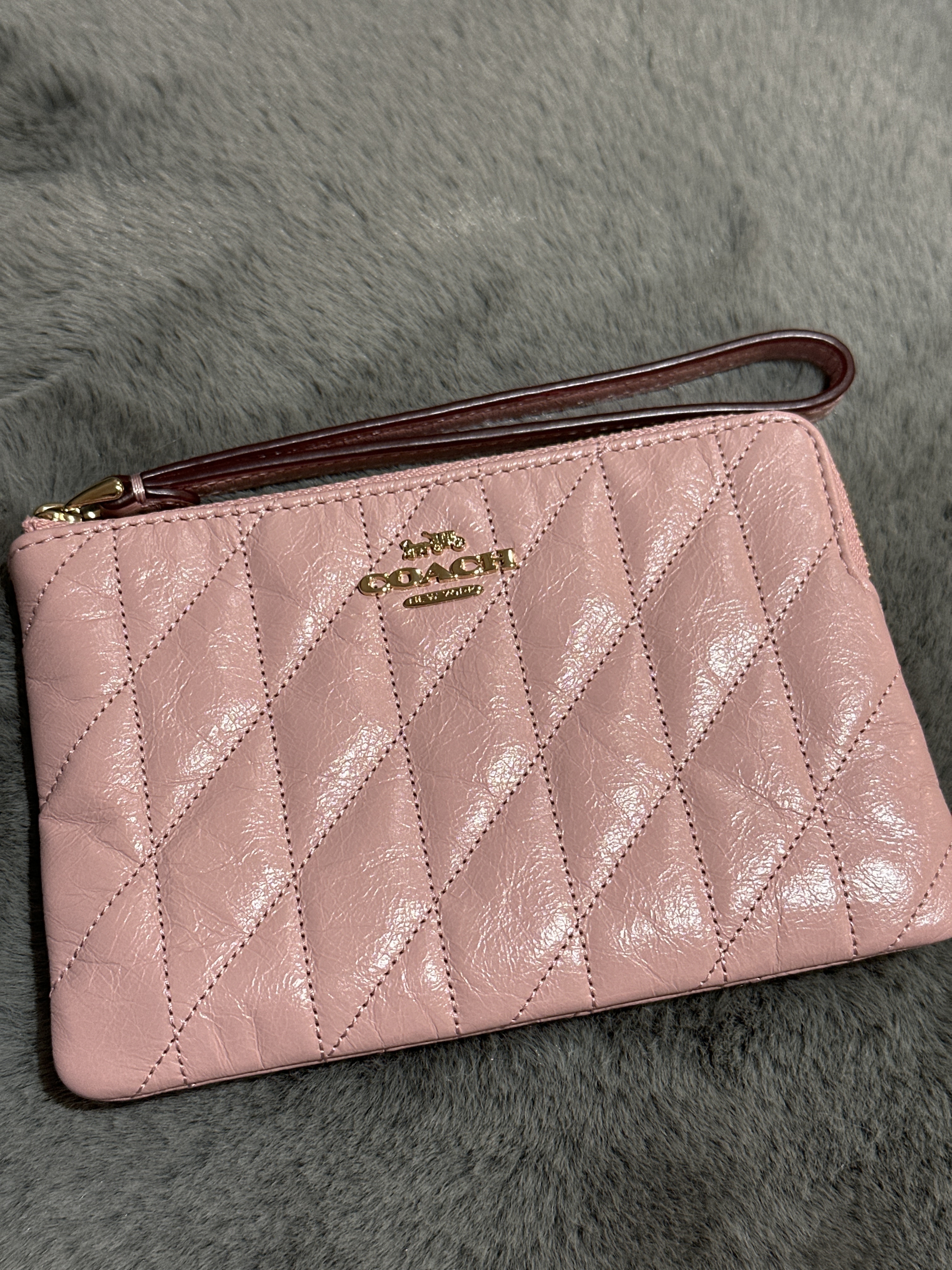 RU47 CO 粉紅色間線手拿包Corner Zip Wristlet With Quilting