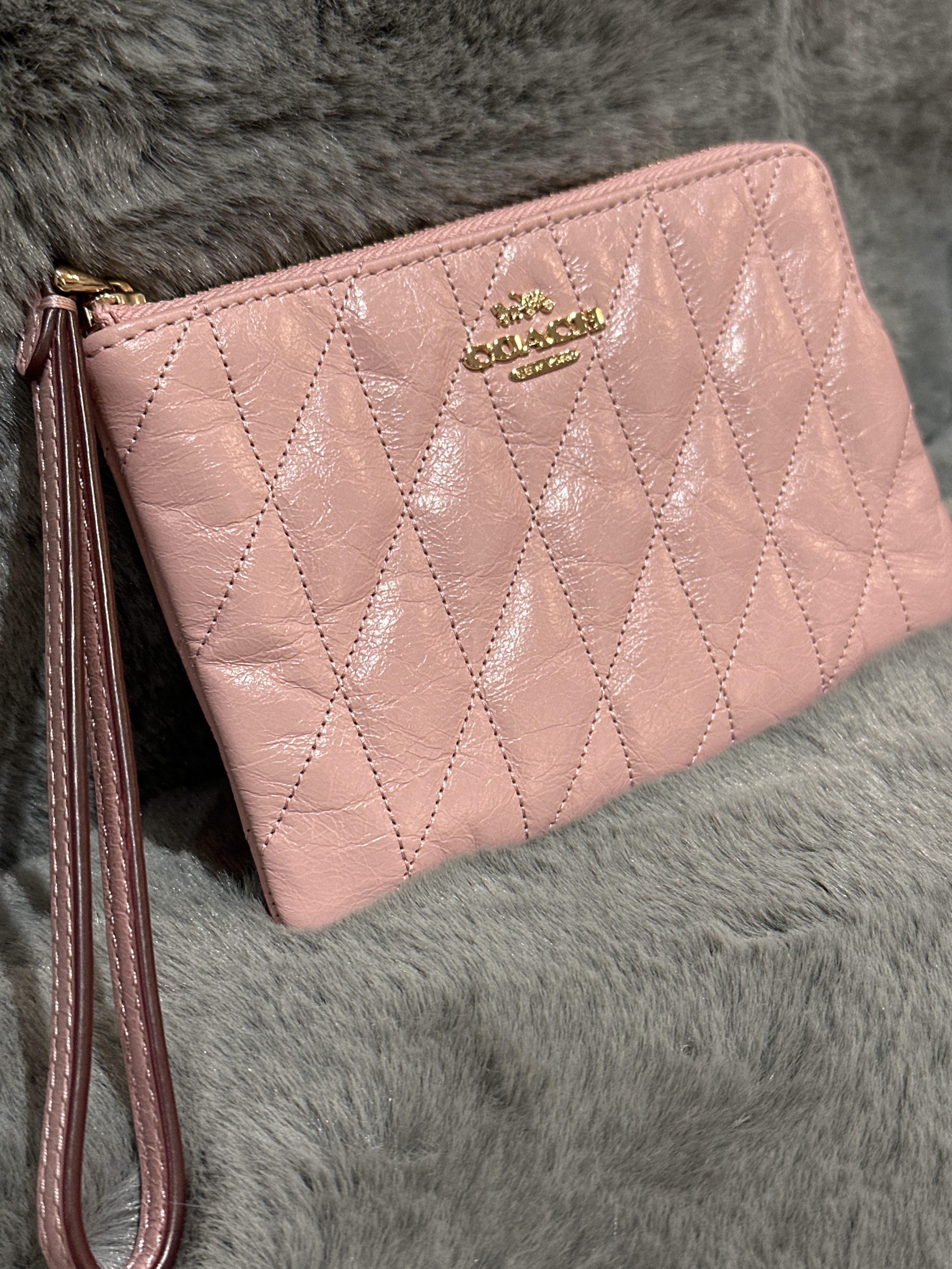 RU47 CO 粉紅色間線手拿包Corner Zip Wristlet With Quilting