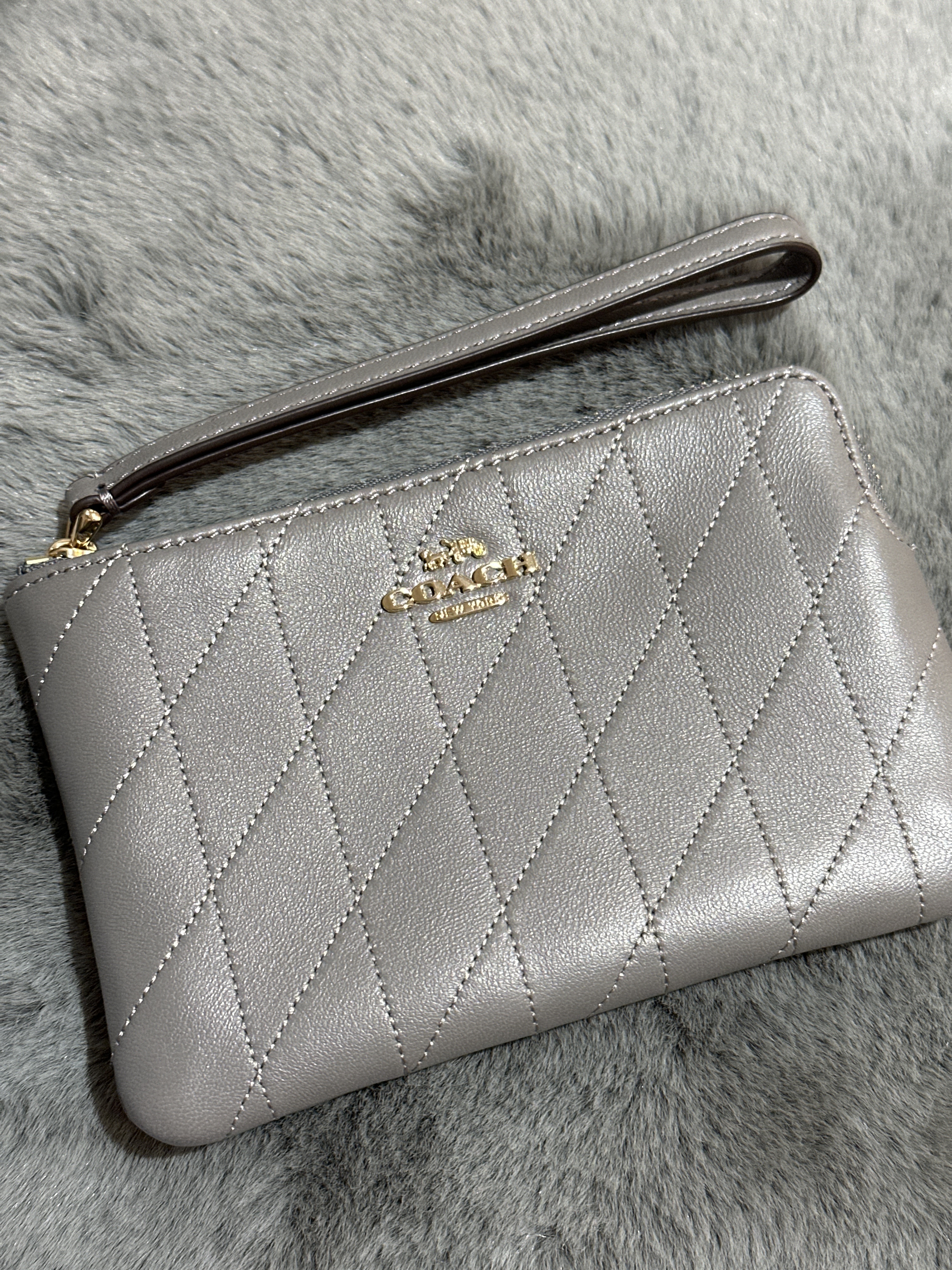 RU48 CO灰色間線LOGO手拿包Corner Zip Wristlet With Quilting