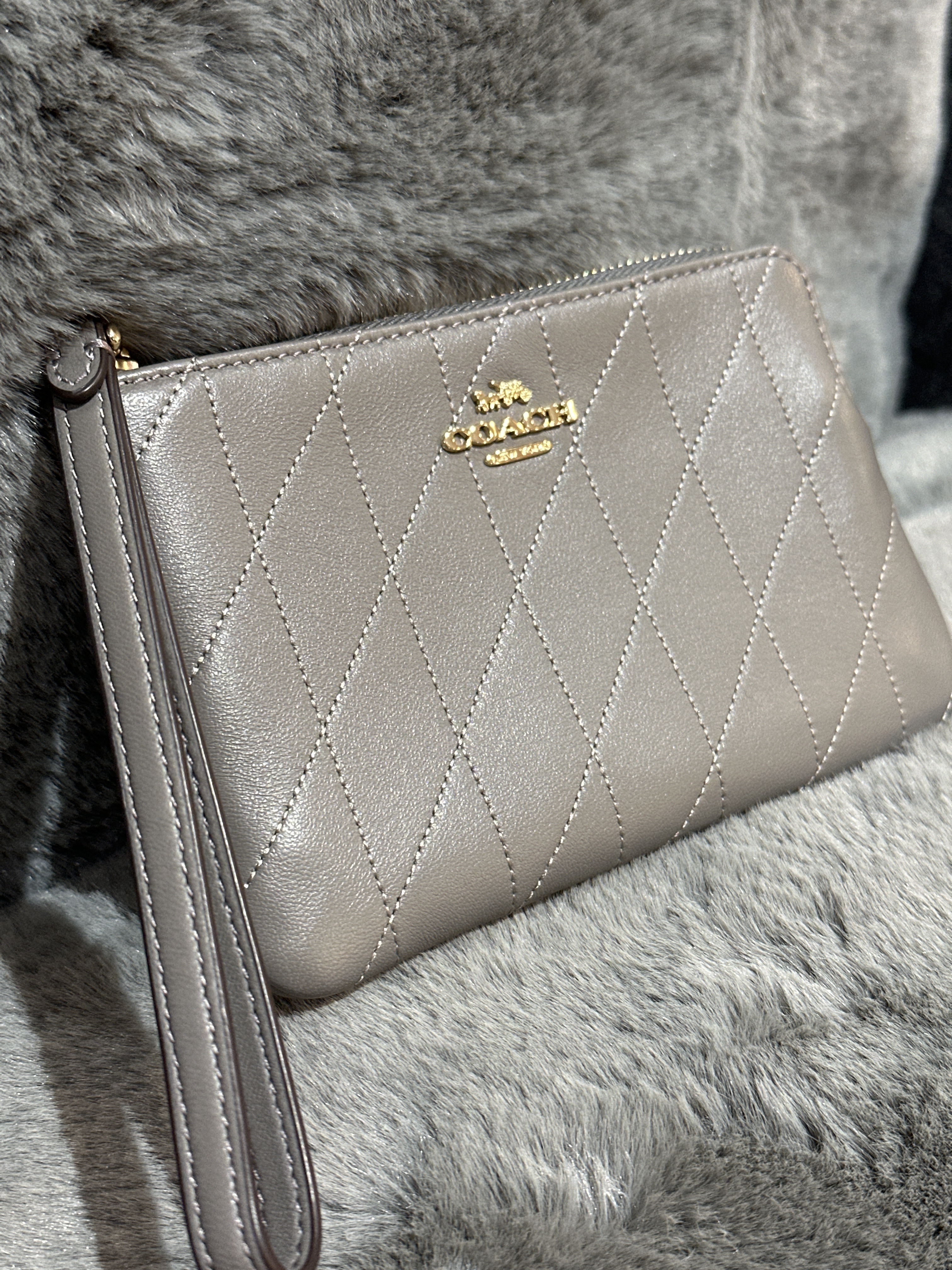 RU48 CO灰色間線LOGO手拿包Corner Zip Wristlet With Quilting