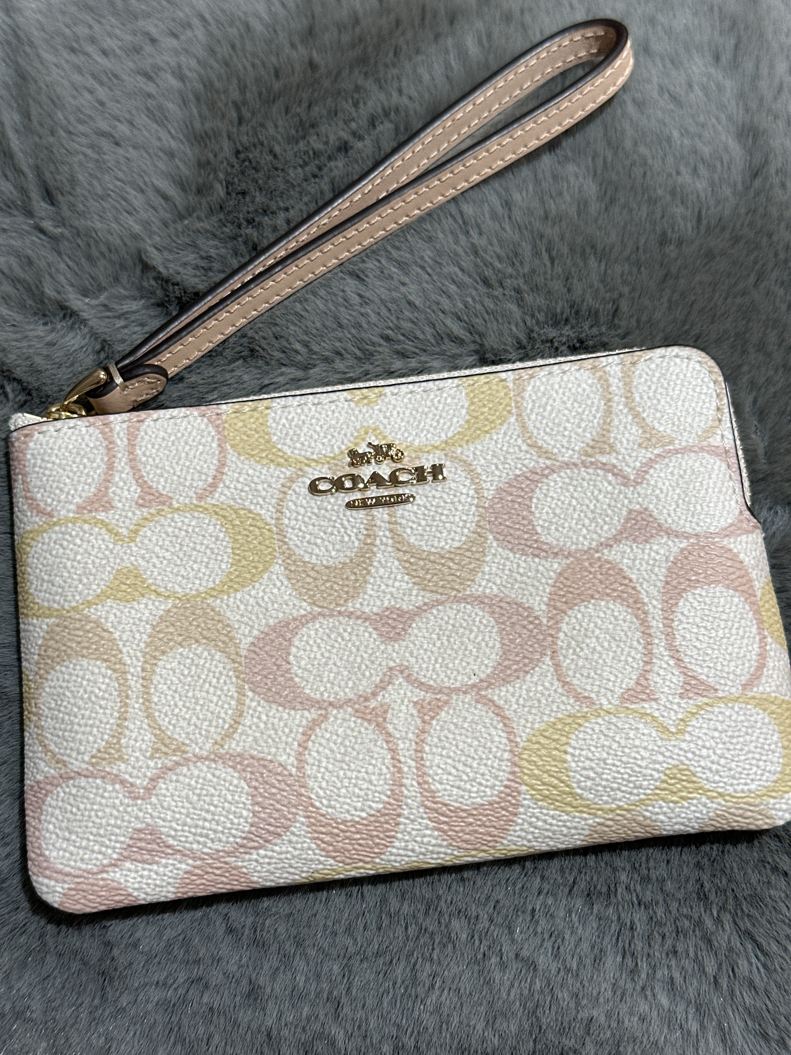 RU50 CO 粉紅色LOGO手拿包Corner Zip Wristlet In Pretty Signature Canvas