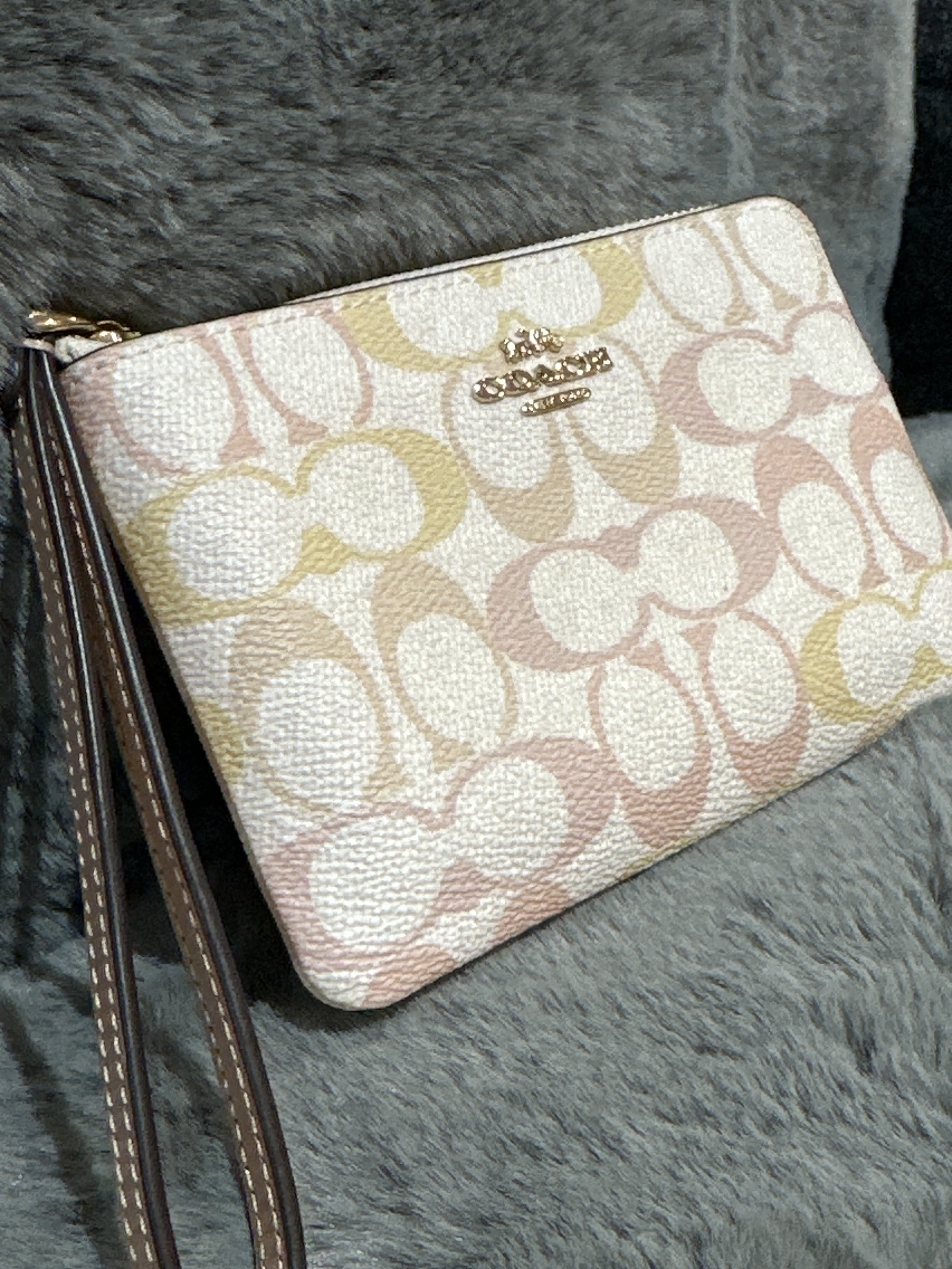 RU50 CO 粉紅色LOGO手拿包Corner Zip Wristlet In Pretty Signature Canvas
