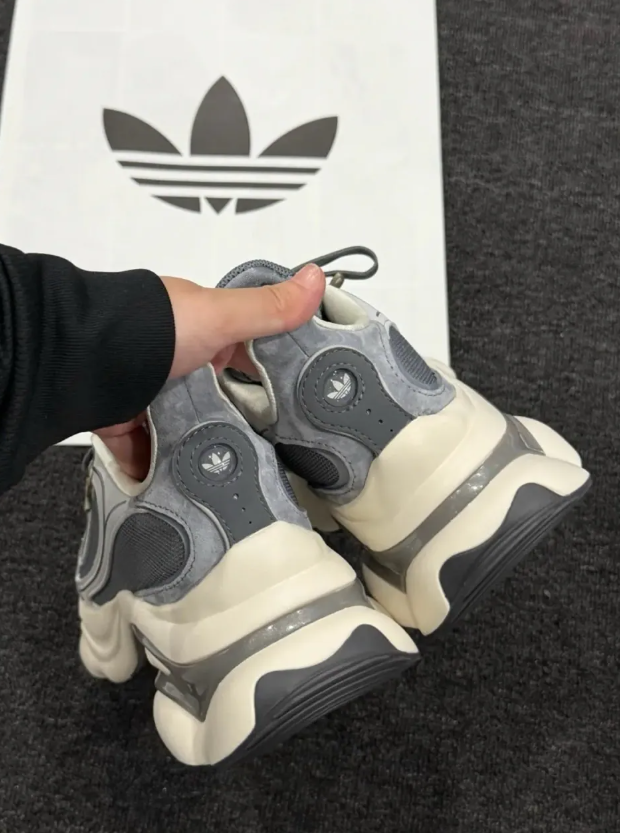 (宋雨綺同款) ADIDAS OZVENUZ 大象灰 深灰 奶油白 奶油底 蝴蝶鞋 增高 厚底  女鞋 KJ3974