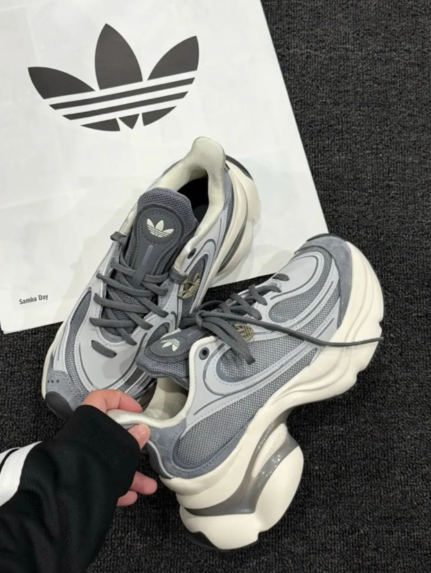 (宋雨綺同款) ADIDAS OZVENUZ 大象灰 深灰 奶油白 奶油底 蝴蝶鞋 增高 厚底  女鞋 KJ3974