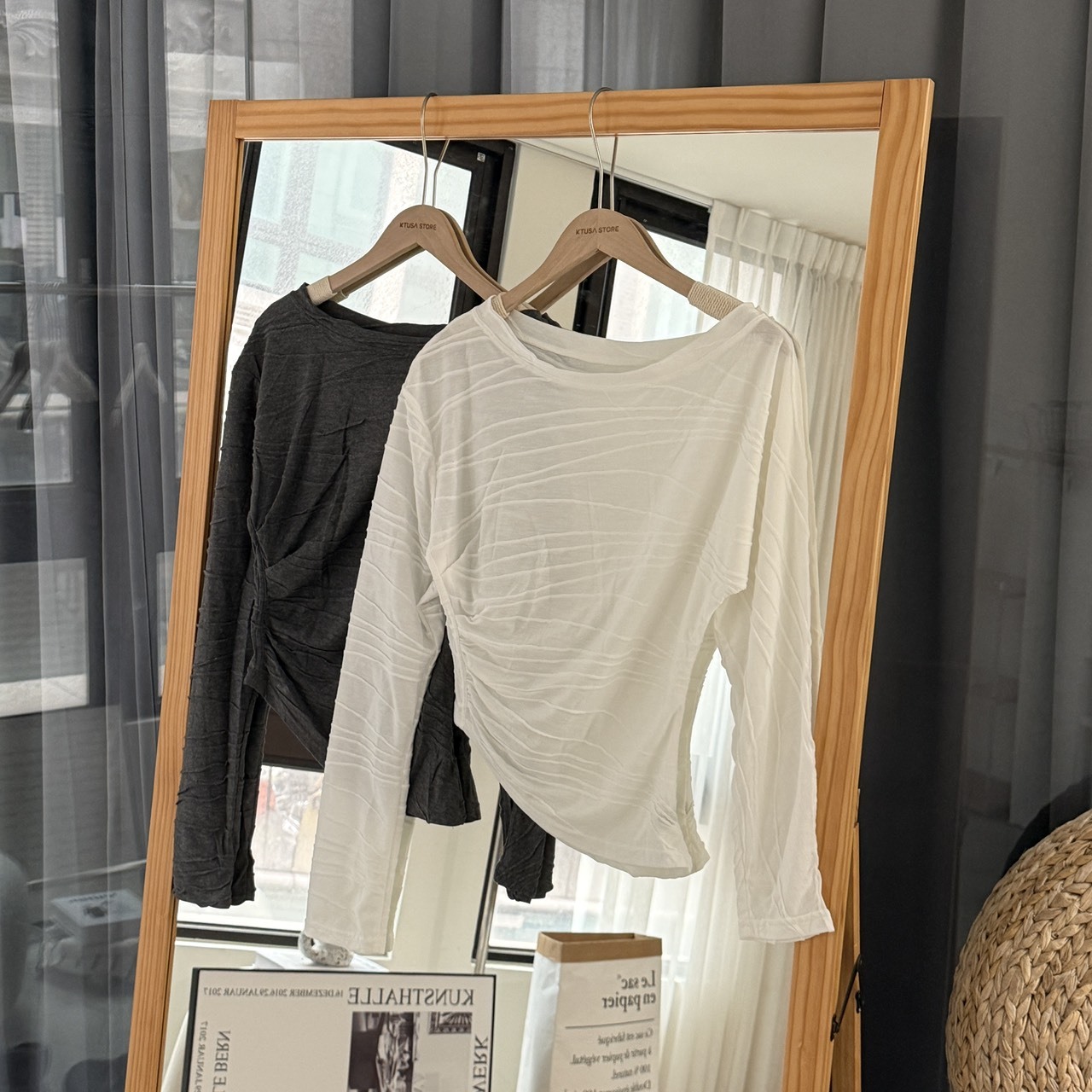 2670質感條紋抓皺斜肩上衣(R)