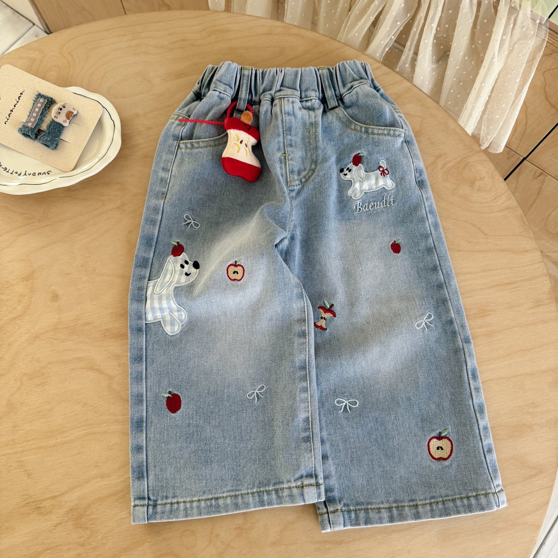 【H0567】附吊飾刺繡蘋果狗牛仔闊腿褲(90-140)