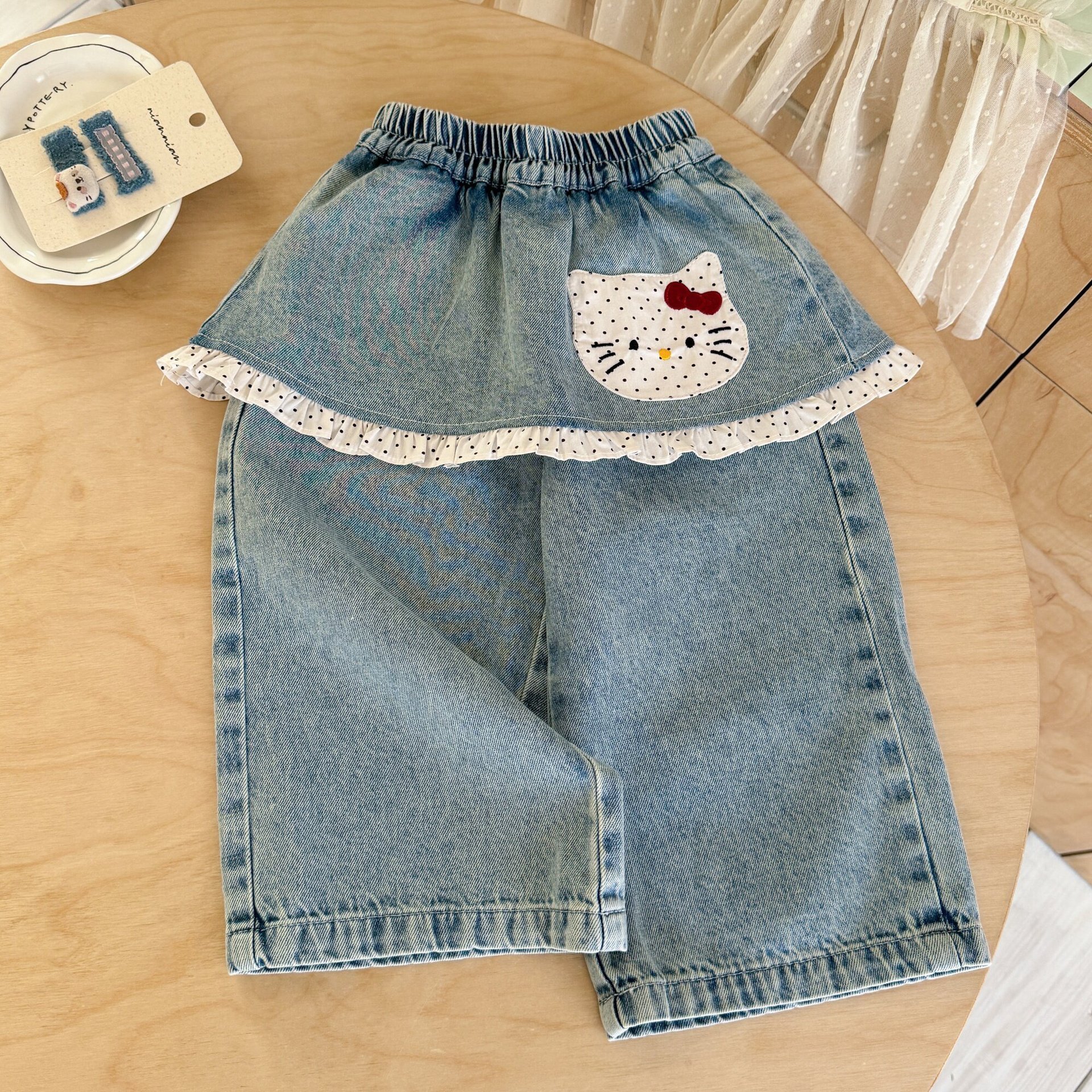 【H0569】貼布KT貓花邊屁簾牛仔褲(90-140)