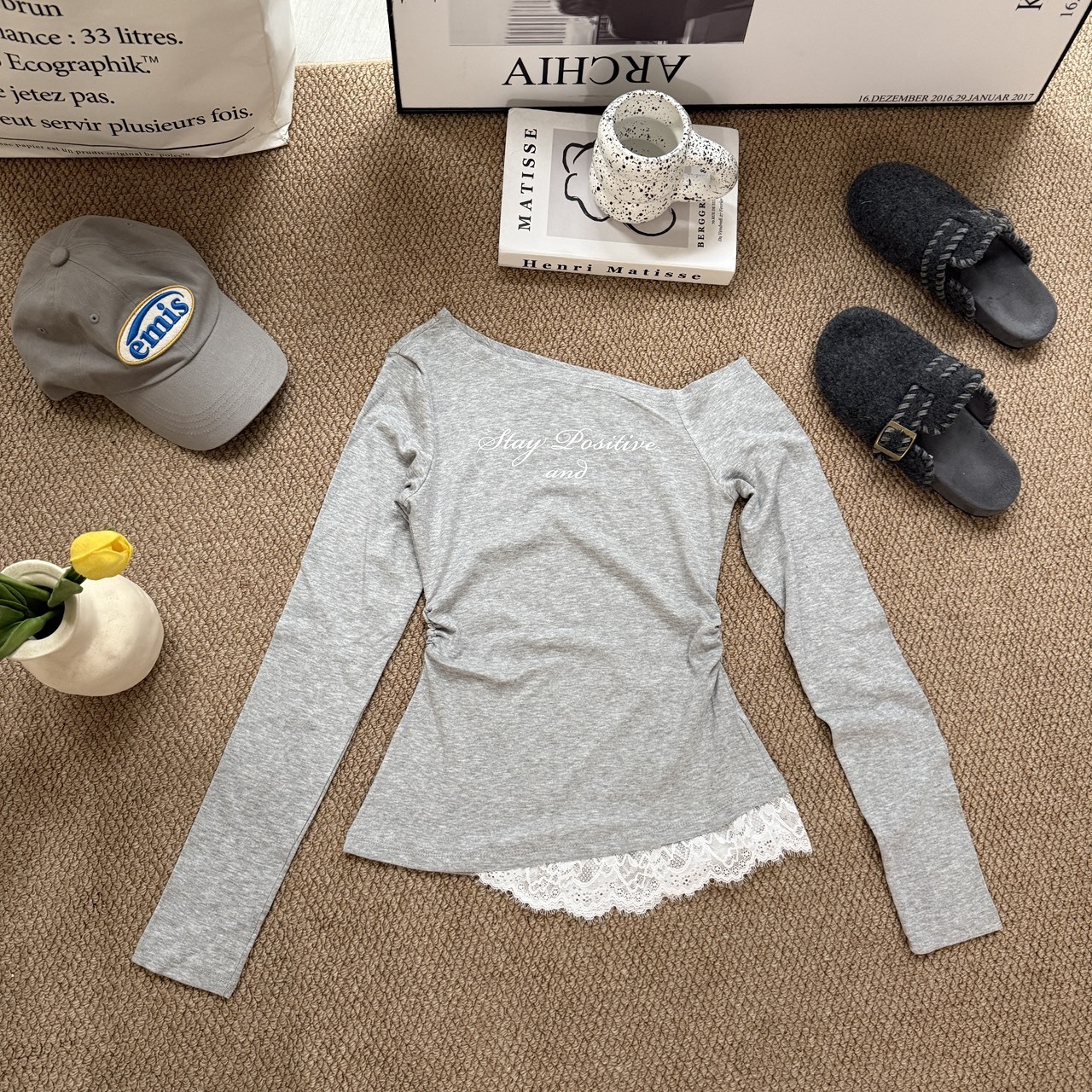 R80189#蕾絲邊英文字母斜肩上衣(R)