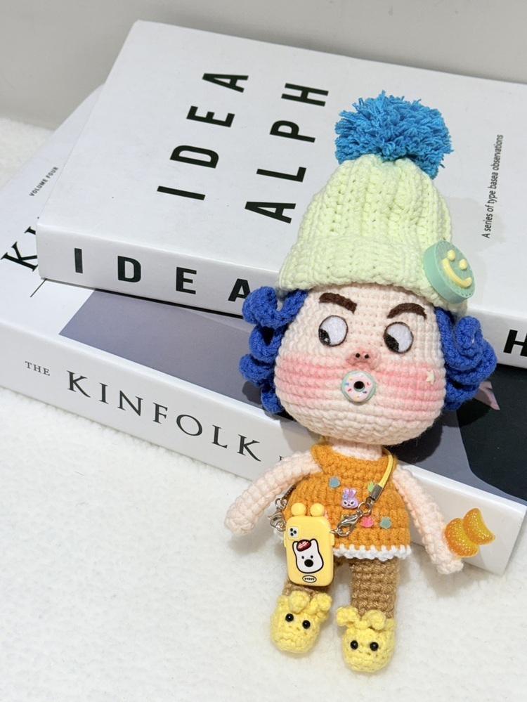 『黃鞋子』立體毛球帽醜娃吊飾-30號『約19cm』