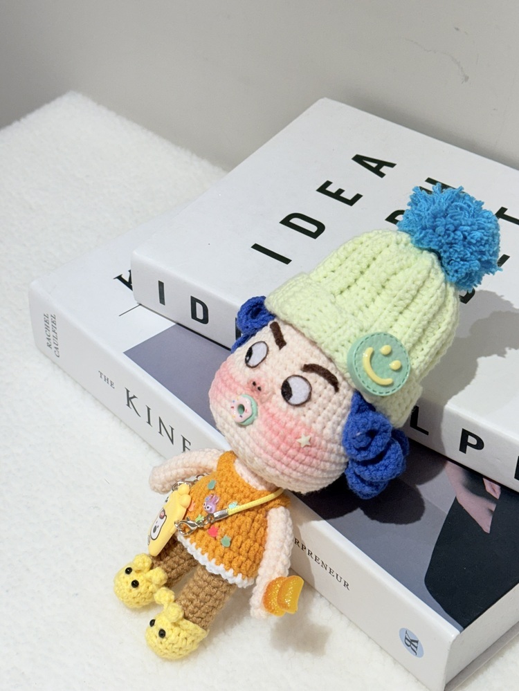 『黃鞋子』立體毛球帽醜娃吊飾-30號『約19cm』