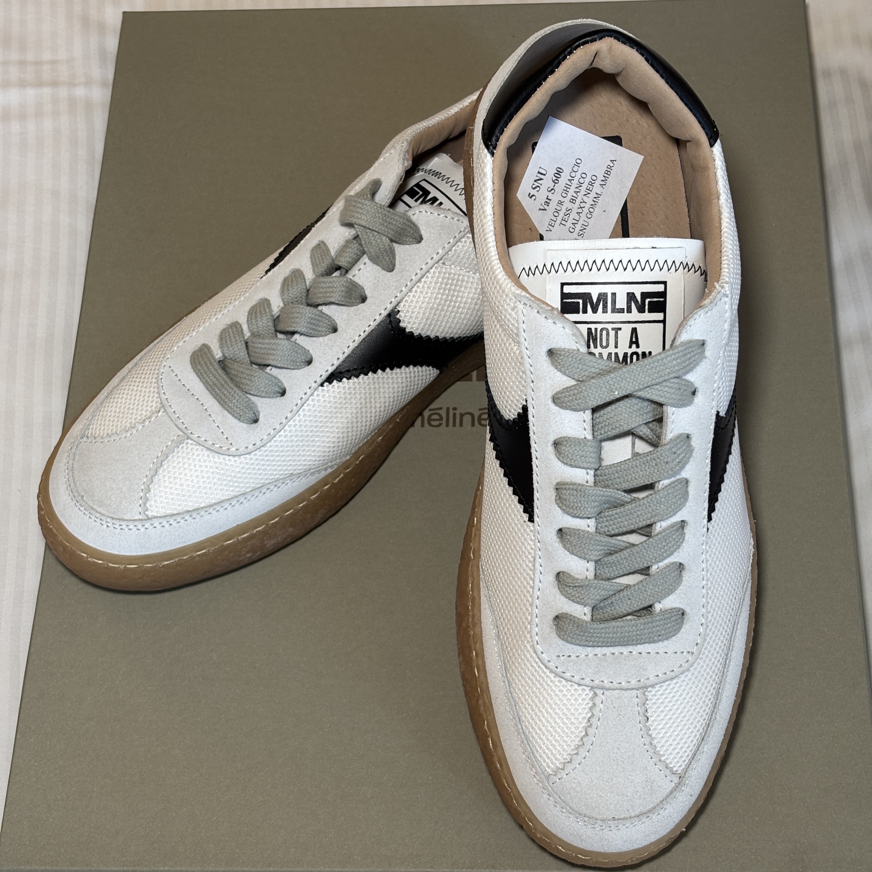 Var S-600 - VELOUR GHIACCIO - TESS. BIANCO - GALAXY NERO - F.DO SNU GOMM. AMBRA (有輕微瑕疵)(CP款)(碼數:42)