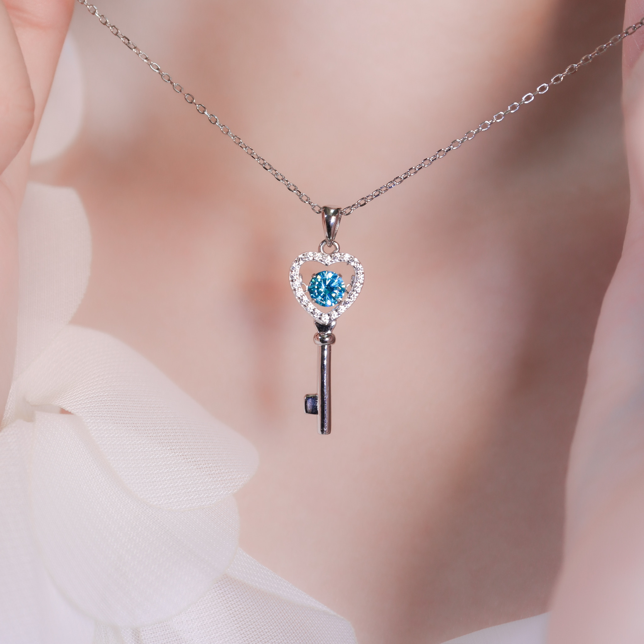 | 925純銀・厚鍍白金・厚鍍玫瑰金・莫桑石 | 鑽光懸浮開啟愛意項鍊 | NE1628 |