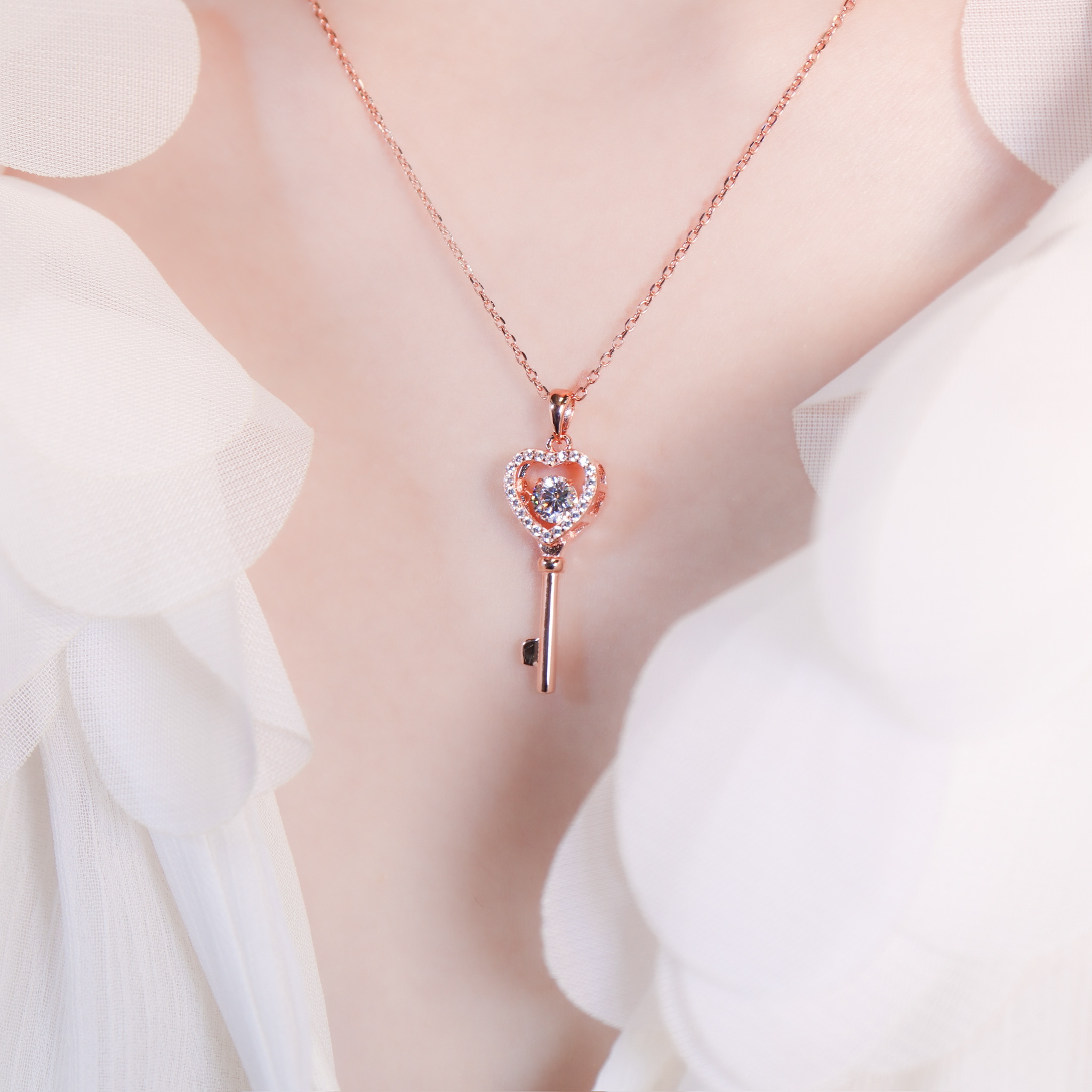 | 925純銀・厚鍍白金・厚鍍玫瑰金・莫桑石 | 鑽光懸浮開啟愛意項鍊 | NE1628 |