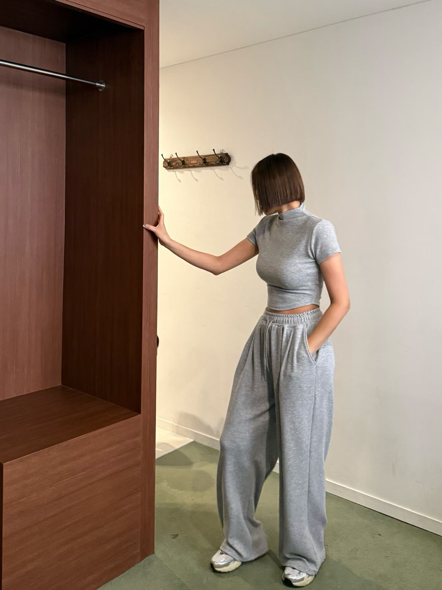 【追加中】高領短版上衣＋垂墜寬褲套裝｜顯瘦修身・懶人高級感穿搭