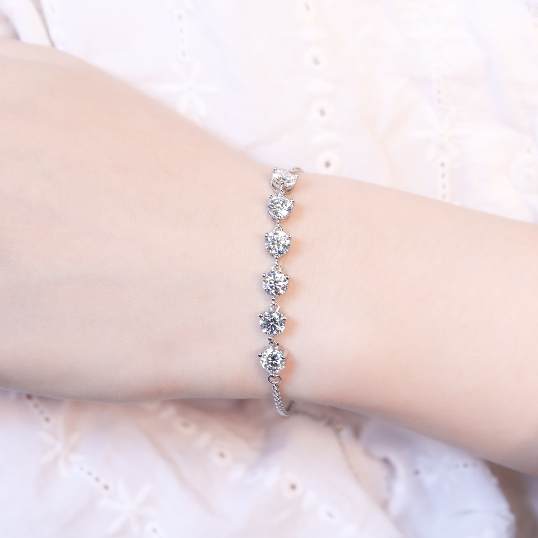 | 925純銀・ 厚鍍白金 ・莫桑石 | 鑽光幸福步履鏈 | BR1547 |