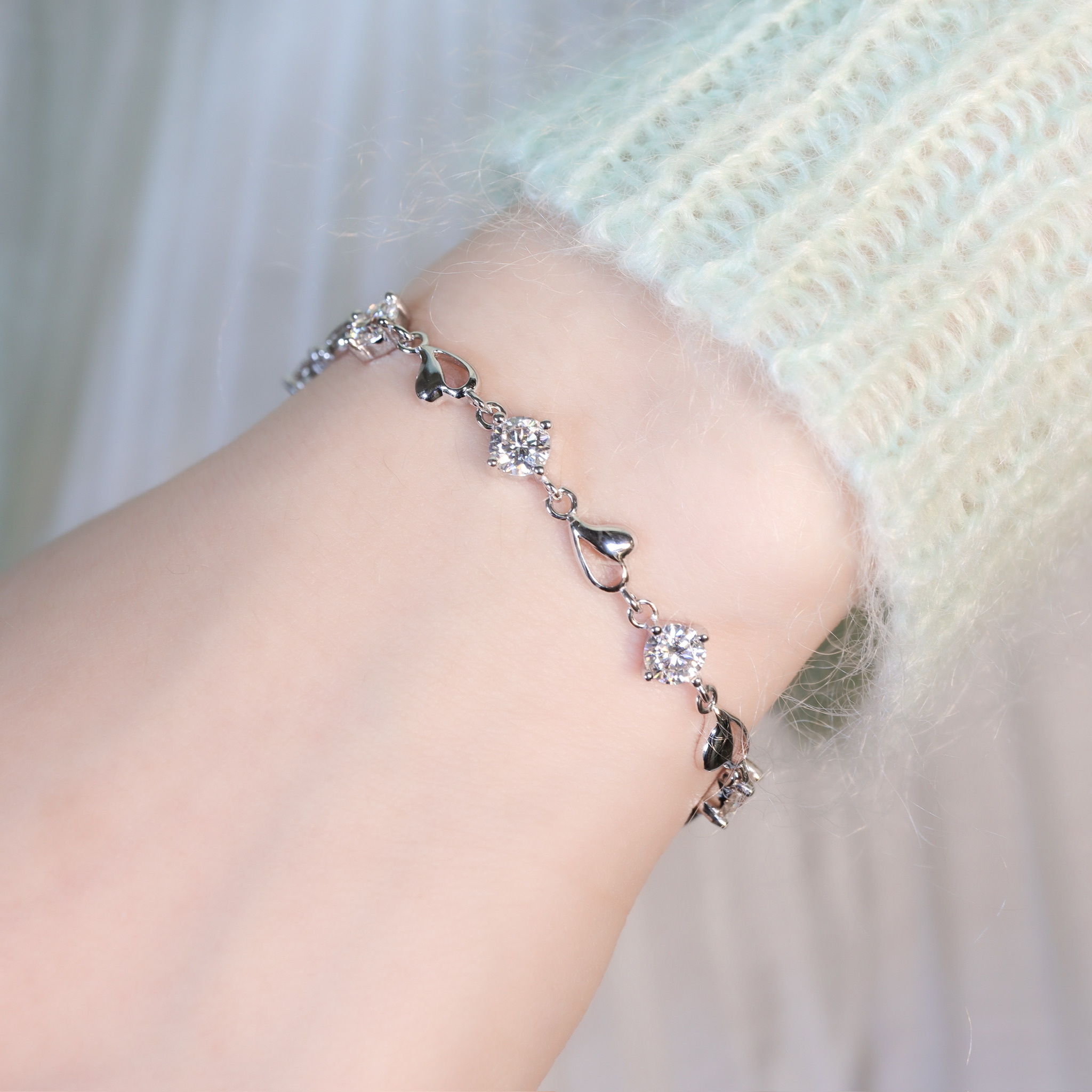 | 925純銀・ 厚鍍白金 ・莫桑石 | 鑽光愛意滿滿軟手鐲 | BR1553 |