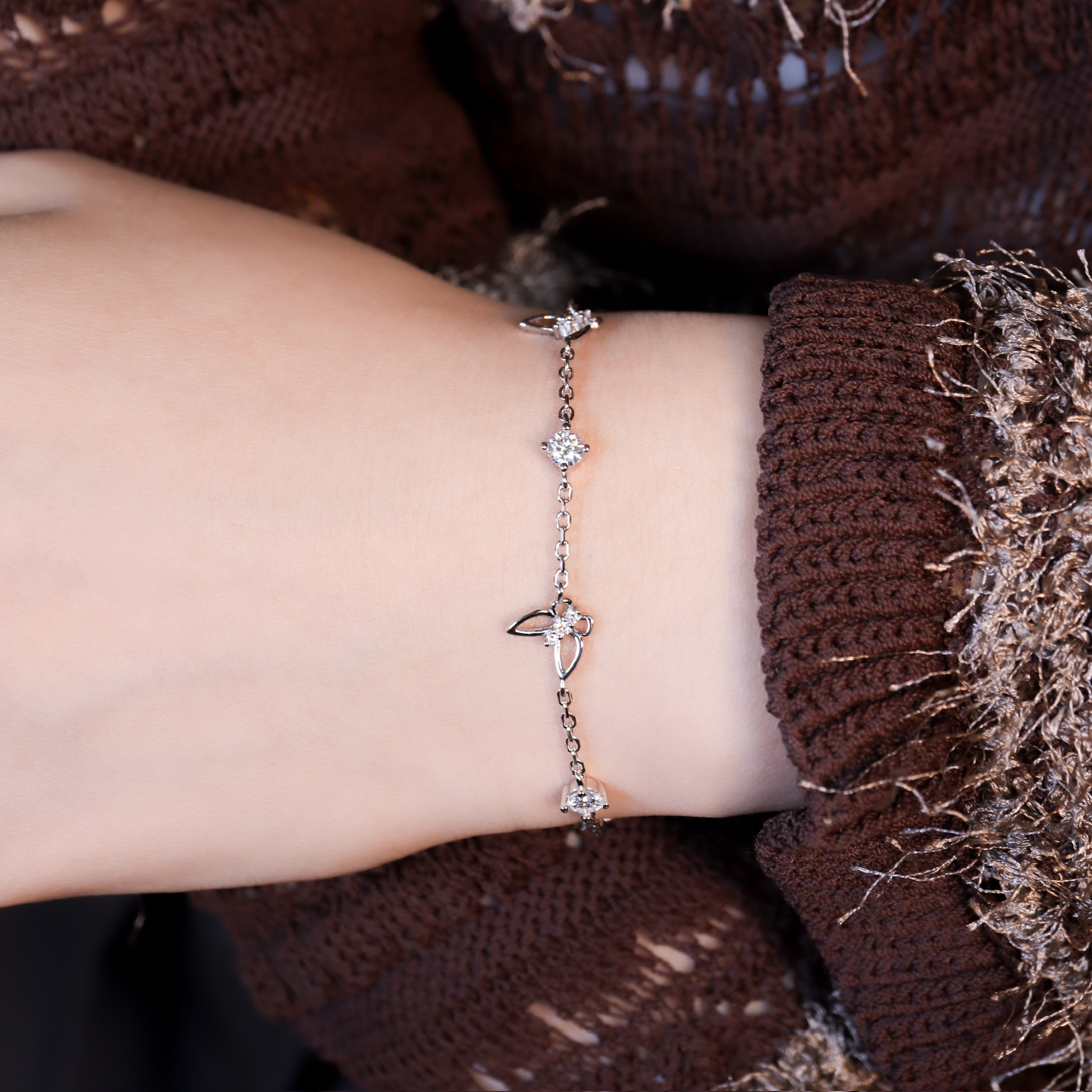 | 925純銀・ 厚鍍白金 ・莫桑石 | 鑽光蝶紛之境手鏈 | BR1537 |