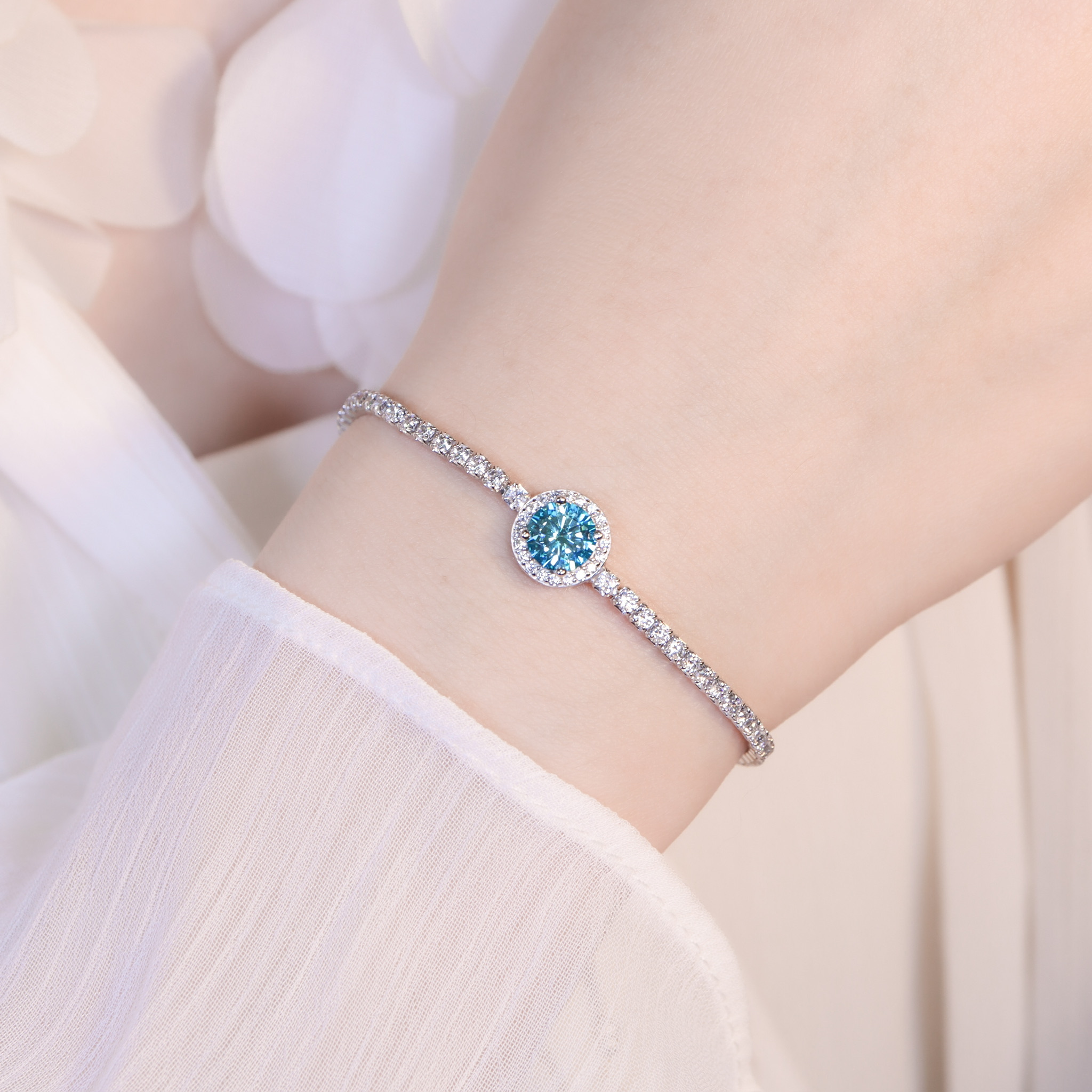 | 925純銀・ 厚鍍白金 ・莫桑石 | 鑽光幸福圓舞曲手鏈(藍色/白色) | BR1530 |